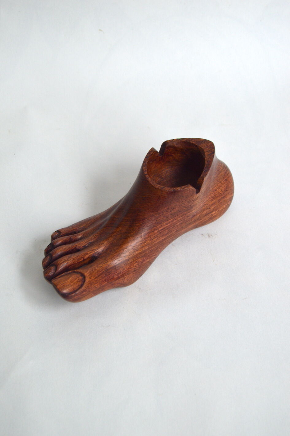 Cendrier pied en bois sculpté
