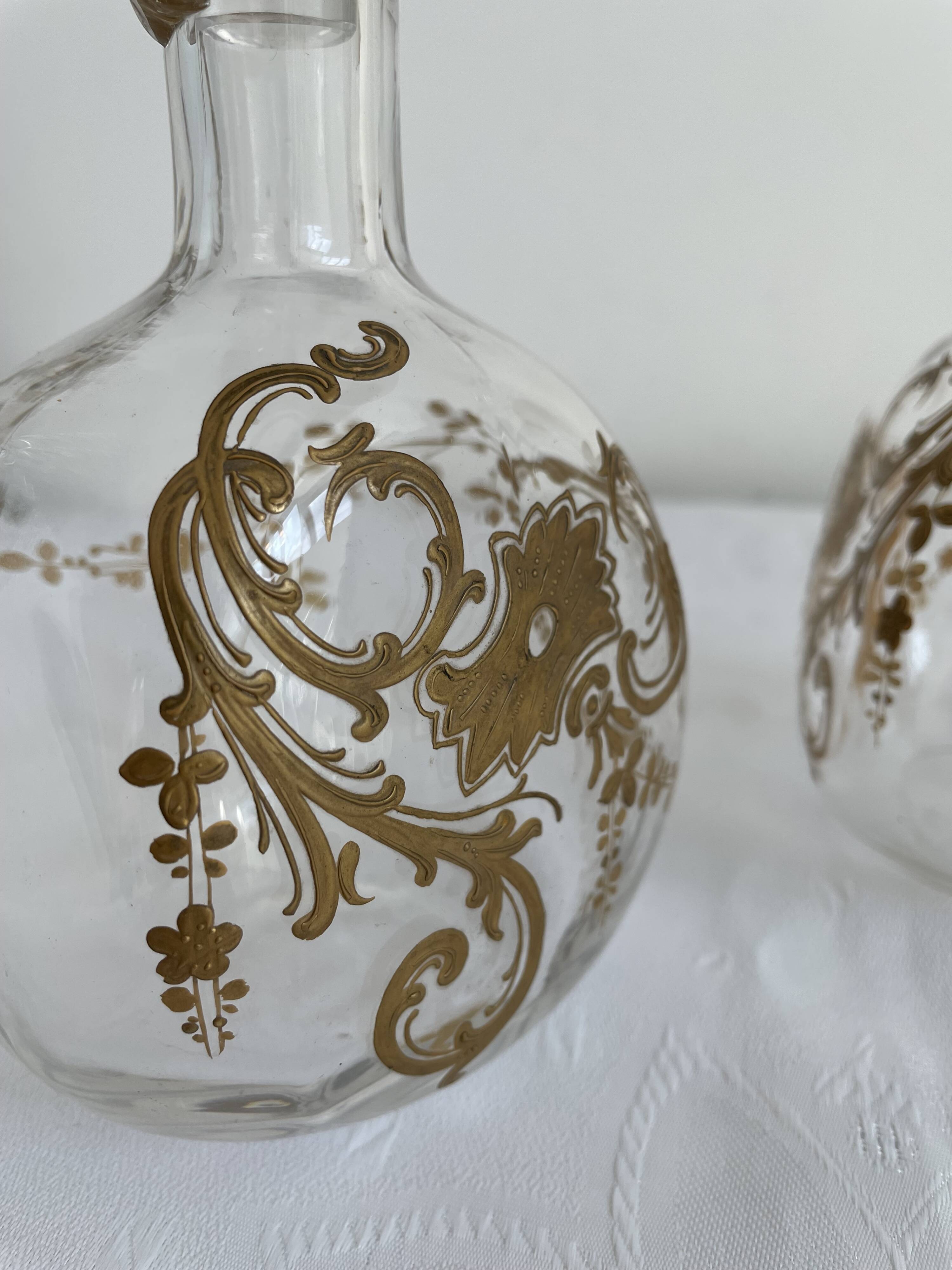 Paire de carafes Cristallerie Baccarat cristal blanc peint à l'or fin, Art Nouveau, 1900