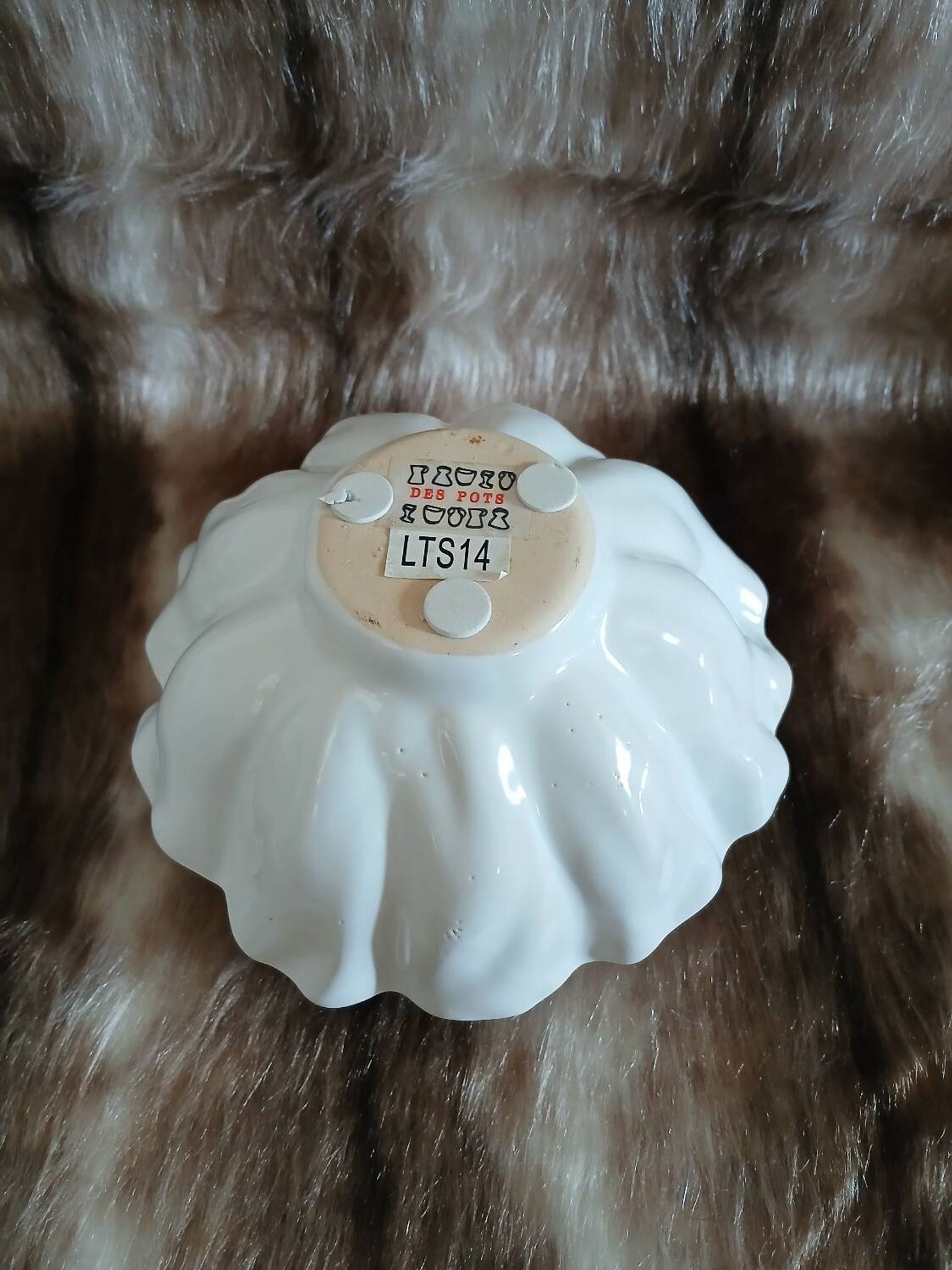 Vase pique fleurs en porcelaine blanche