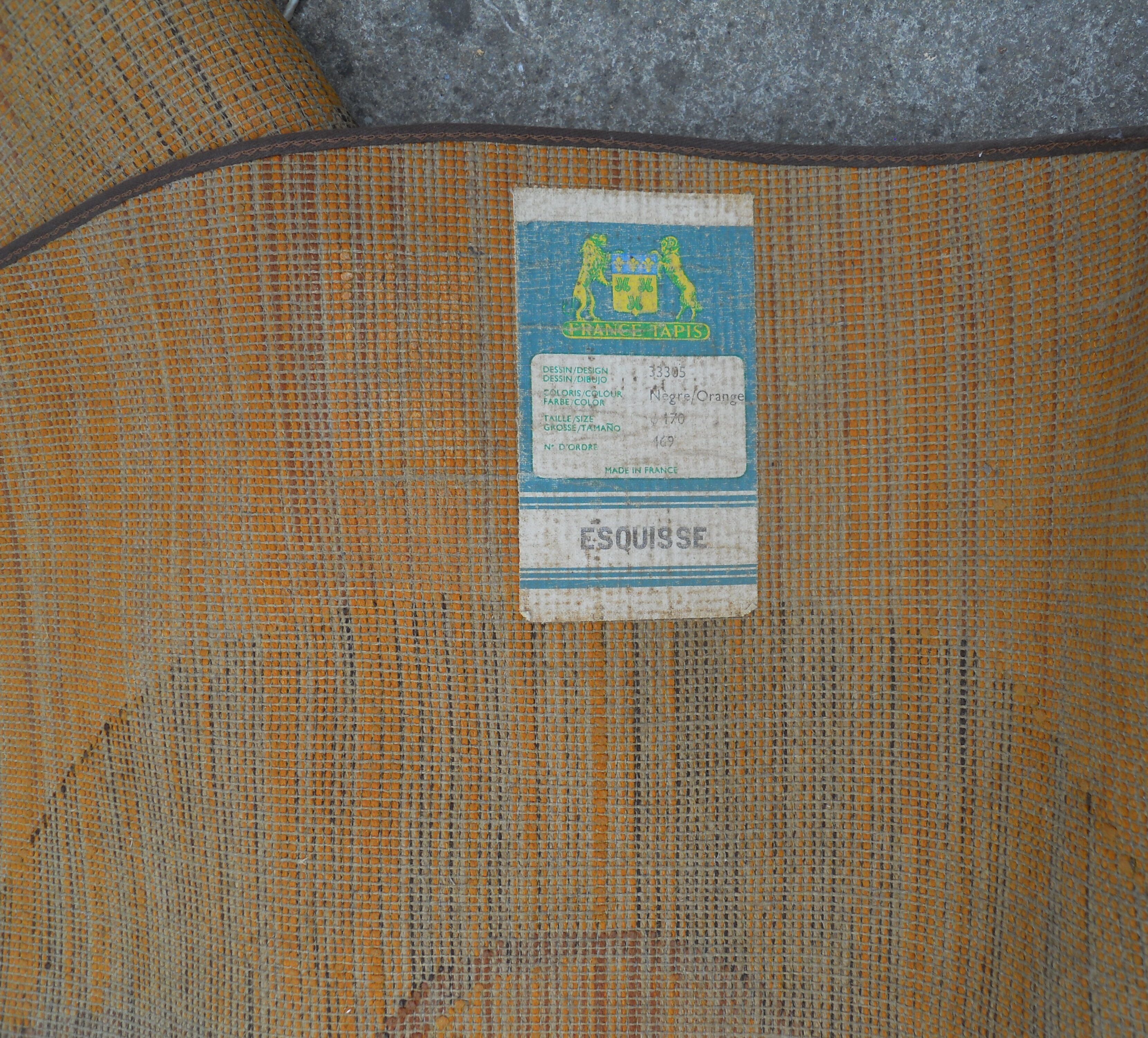 Vintage round rug with flower design