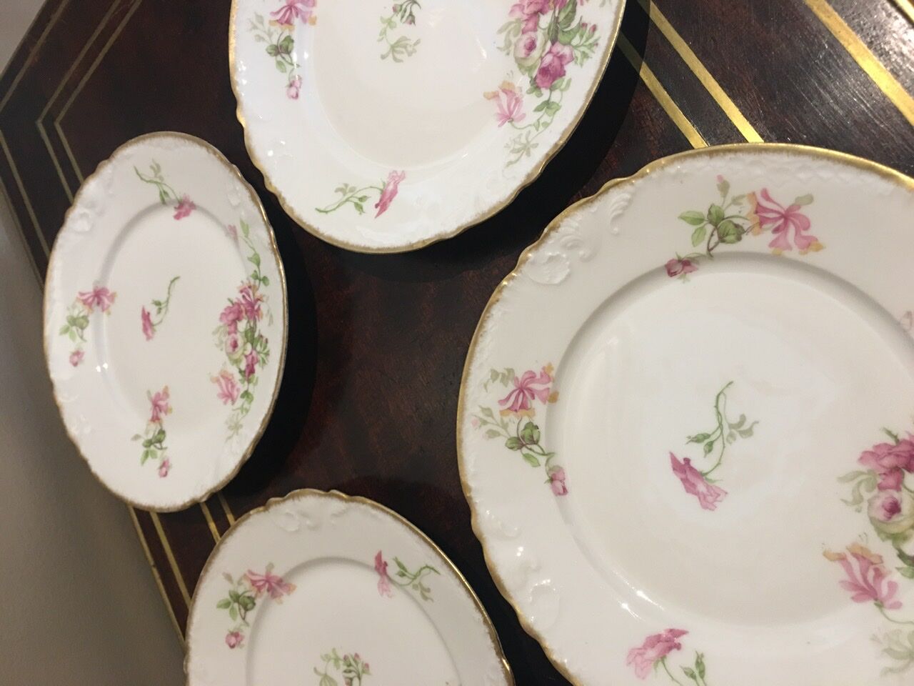 4 porcelain entremet plates