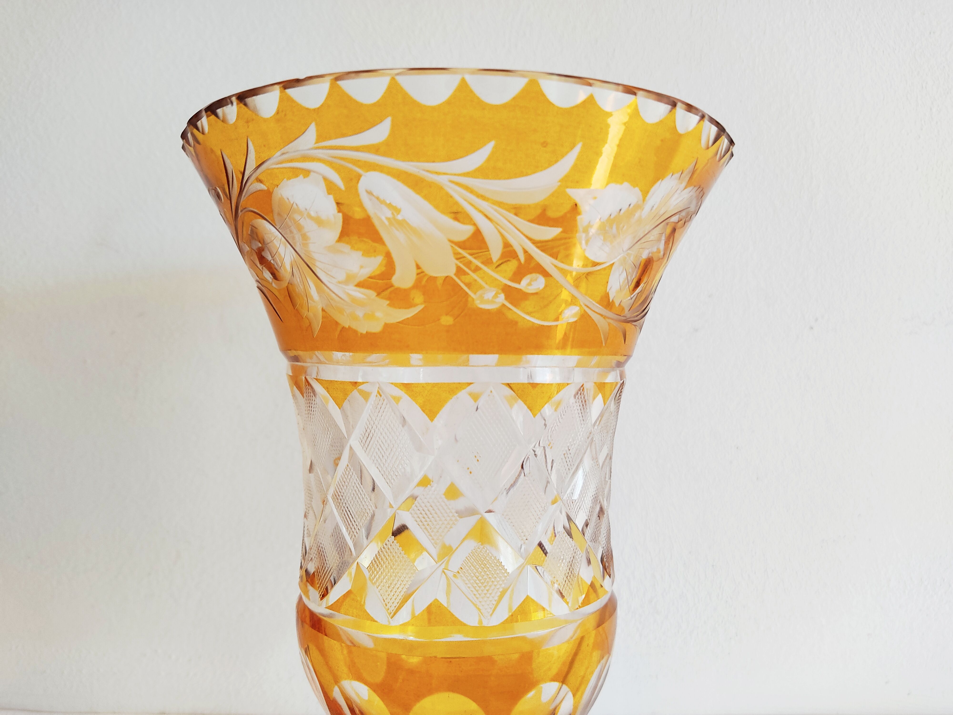 Vase verre doublé jaune fleurs incisées