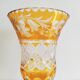 Vase verre doublé jaune fleurs incisées