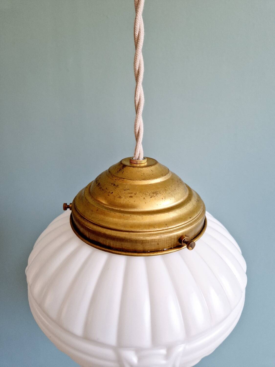 Paire de suspensions Art déco en verre opaline blanc moulé pressé, 1920-30
