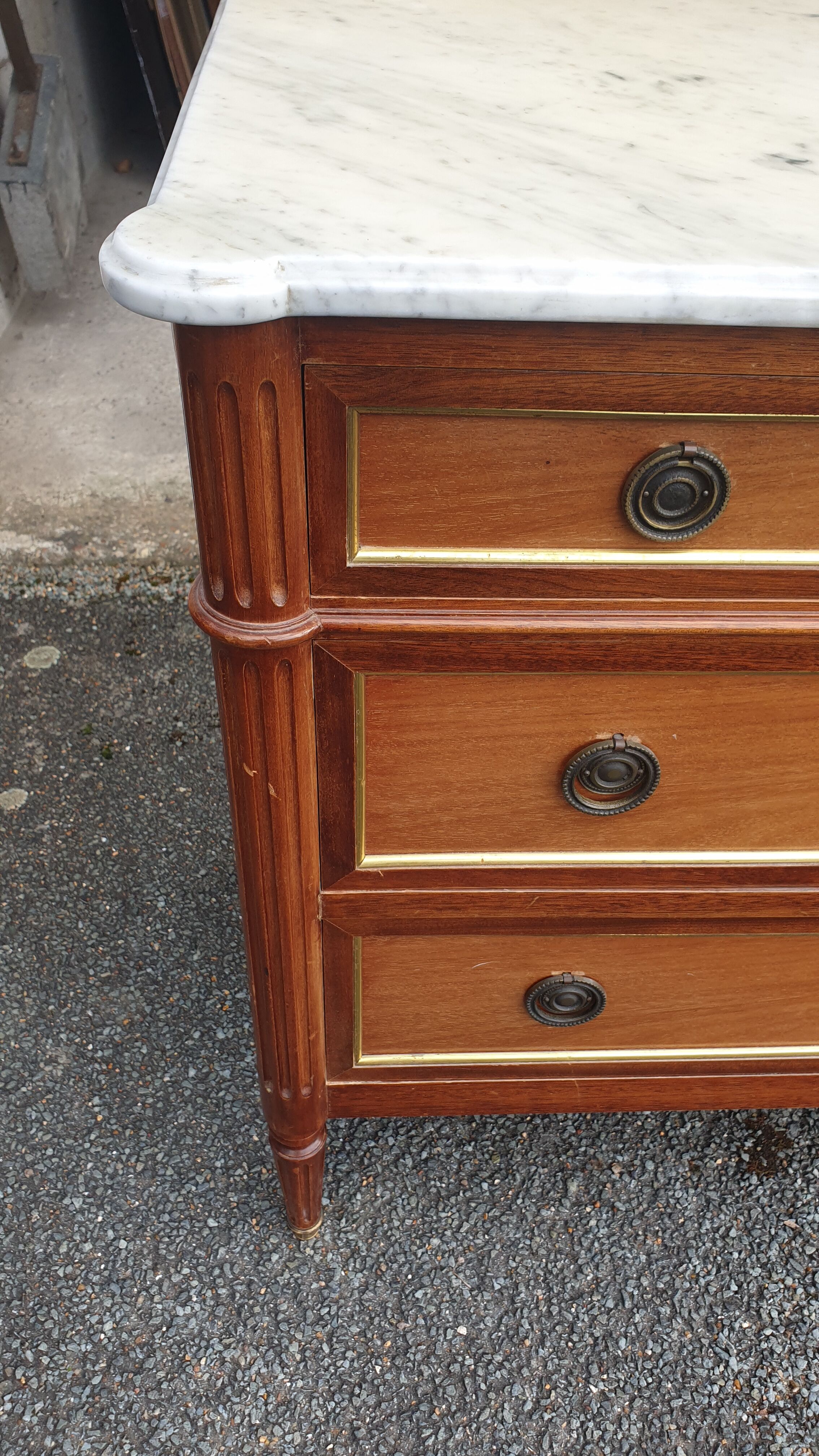 Louis XVI accajou chest of drawers and white marble