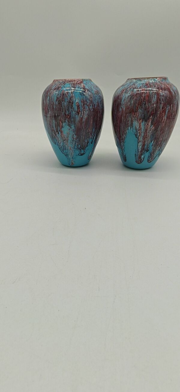 Paire de petits vases bleu turquoise en grès flammé  lie de vin