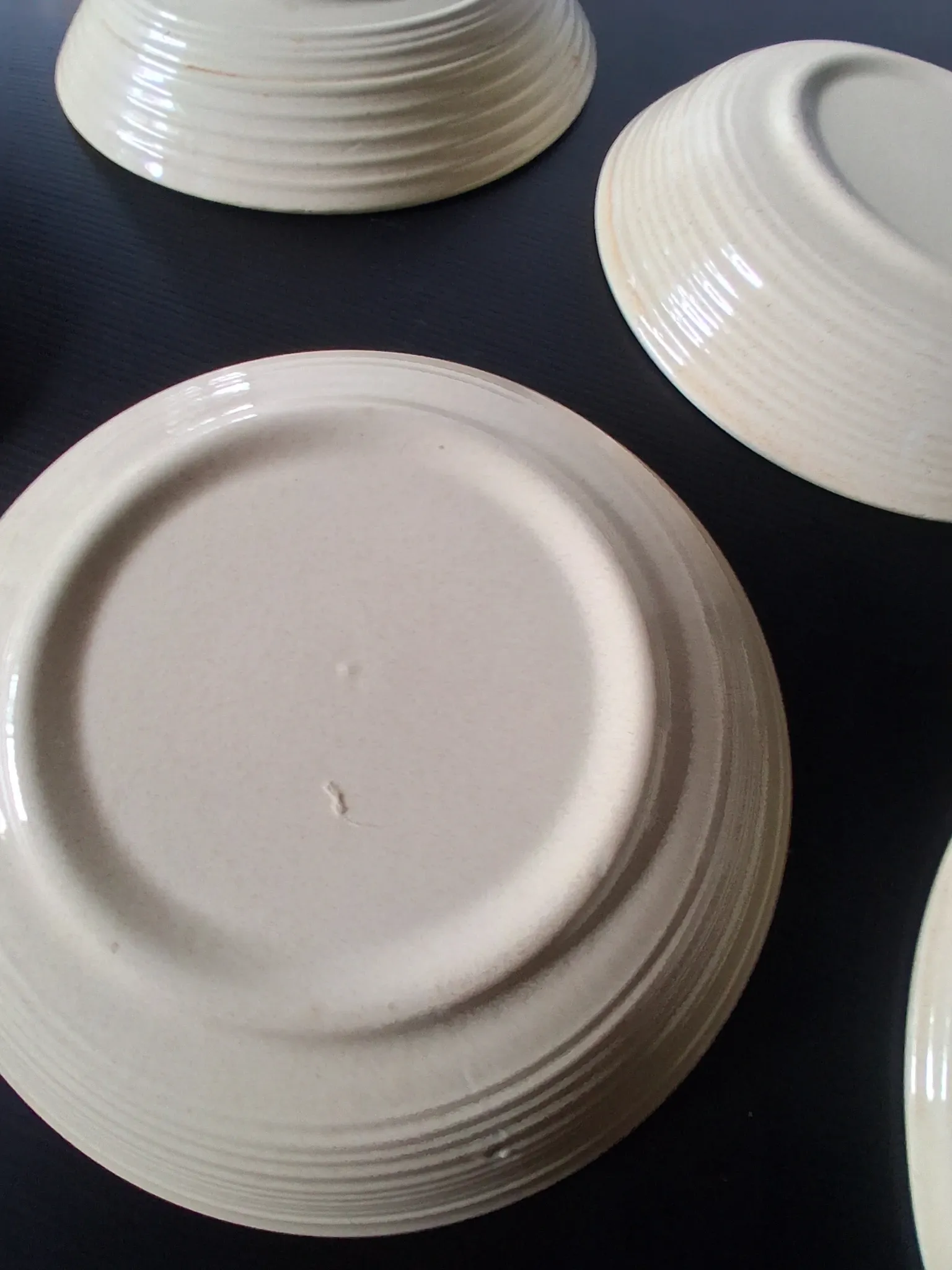6 beige ceramic deep plates in very good condition.