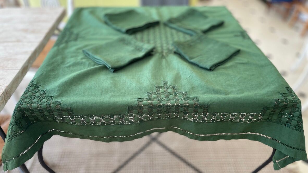 Convent tablecloth and its 4 openwork towels tinted fir green - 115x115cm -mixed linen & cotton