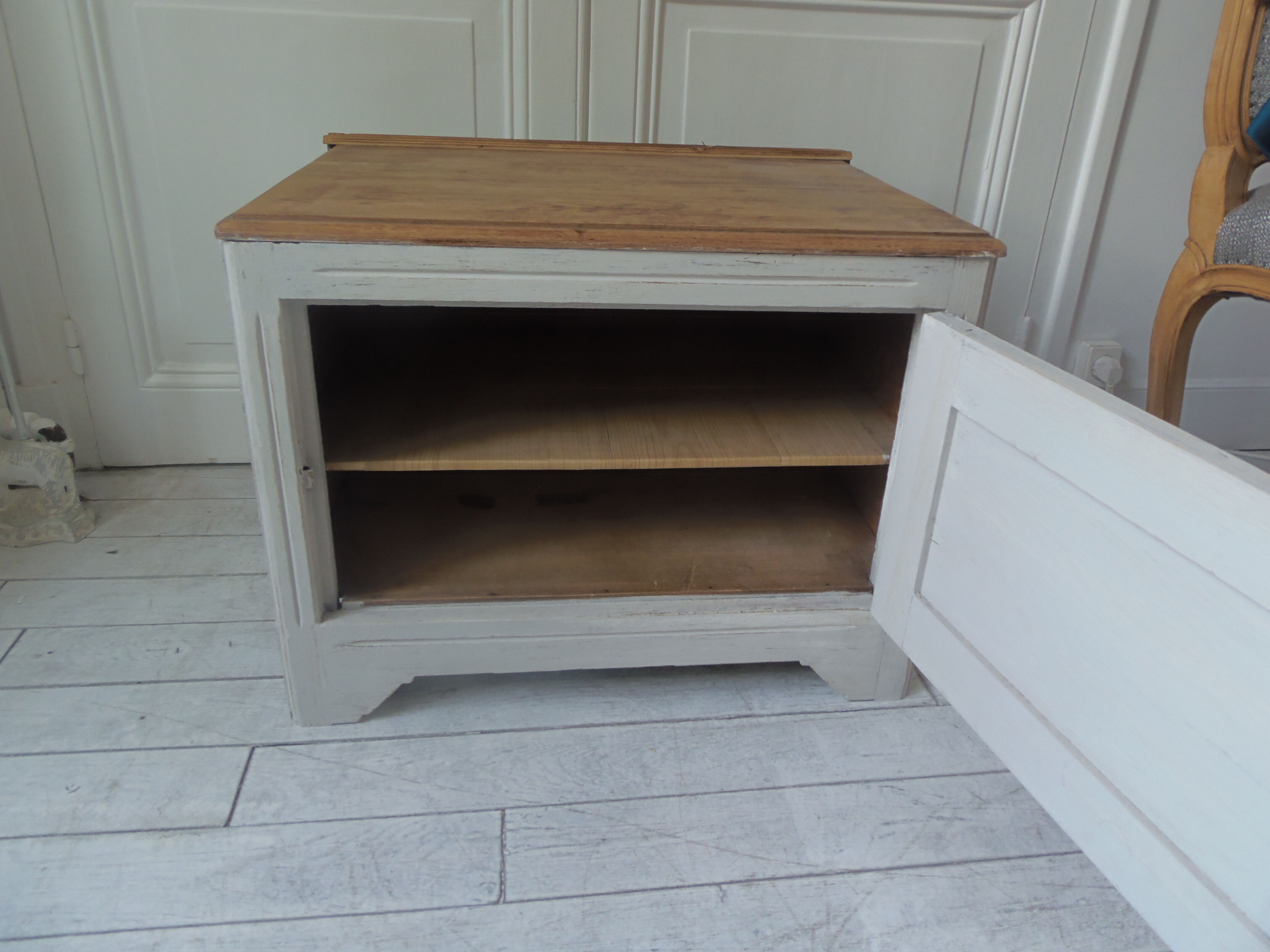 Storage furniture, bedside, pearl grey patinated sofa end, oak tray.