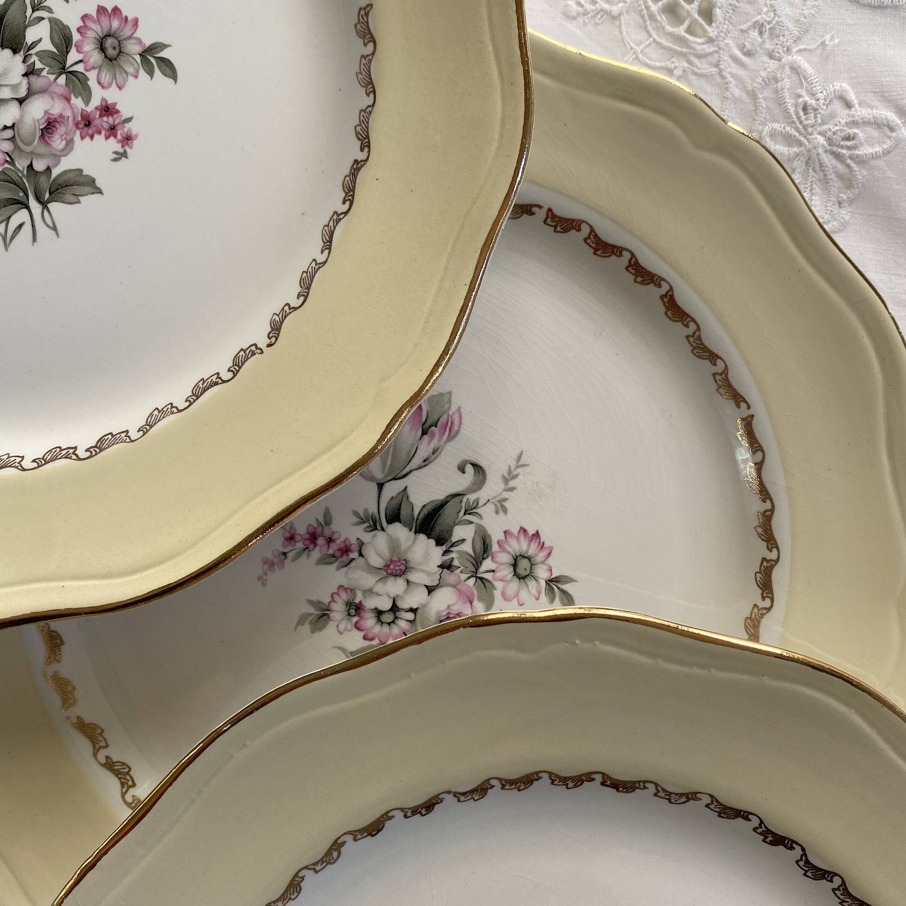 6 antique cream-coloured earthenware dinner plates with gold decoration and flowers.