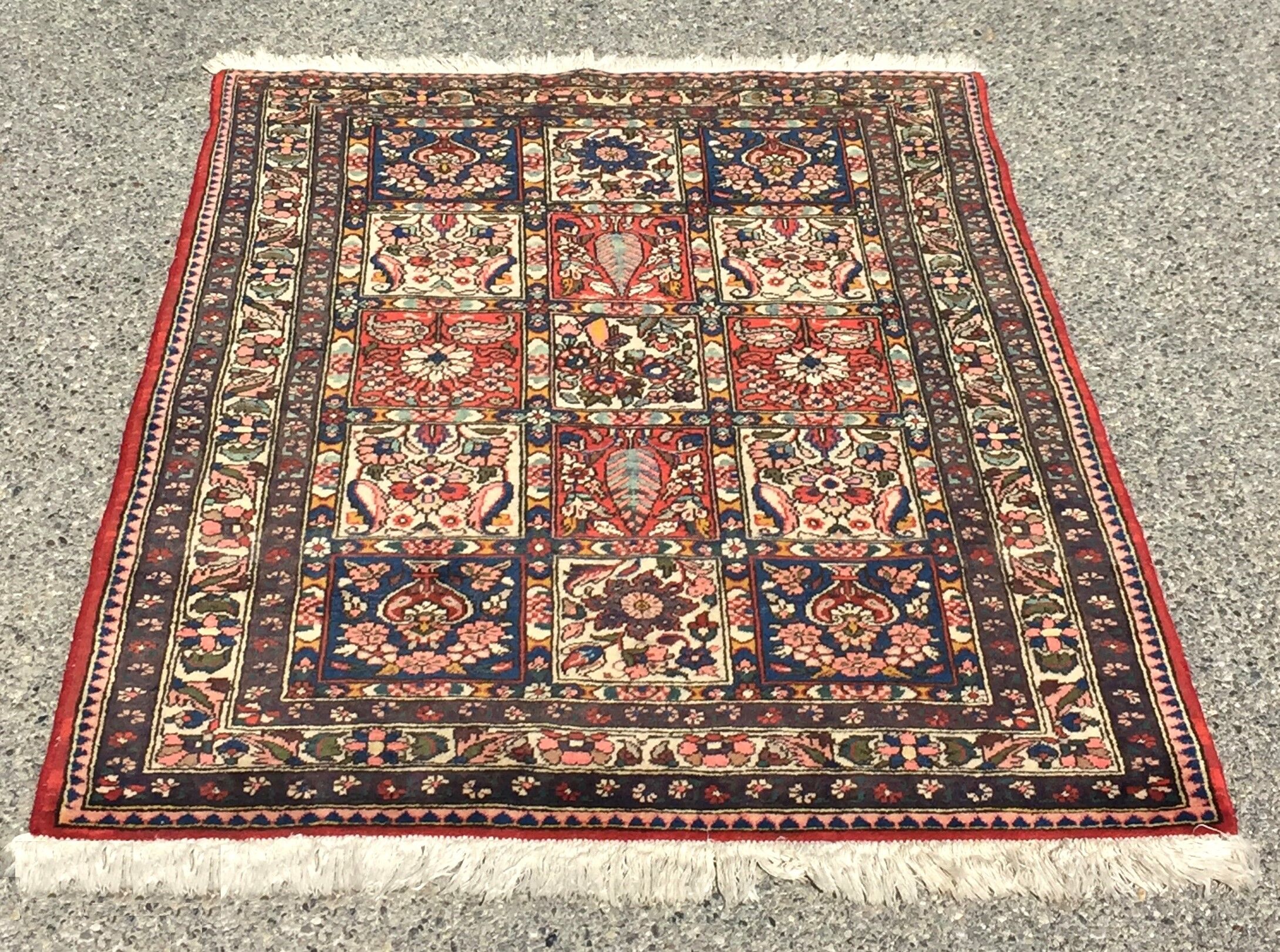 Oriental carpet Bakthiar Persian Iran: 1.07 X 1.40 meters.