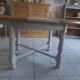 Table ronde  piètement en chêne patiné gris perle, plateau bois.