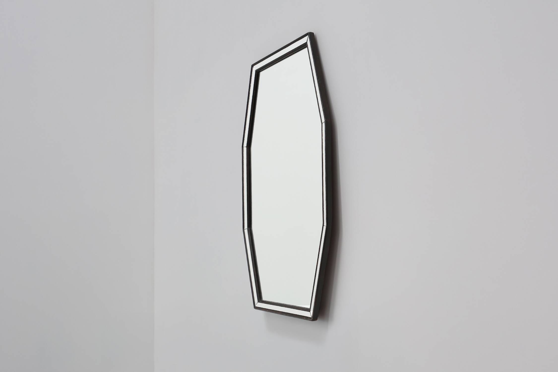 Miroir octogonal graphique du milieu du siècle avec cadre en bois noir et miroir,