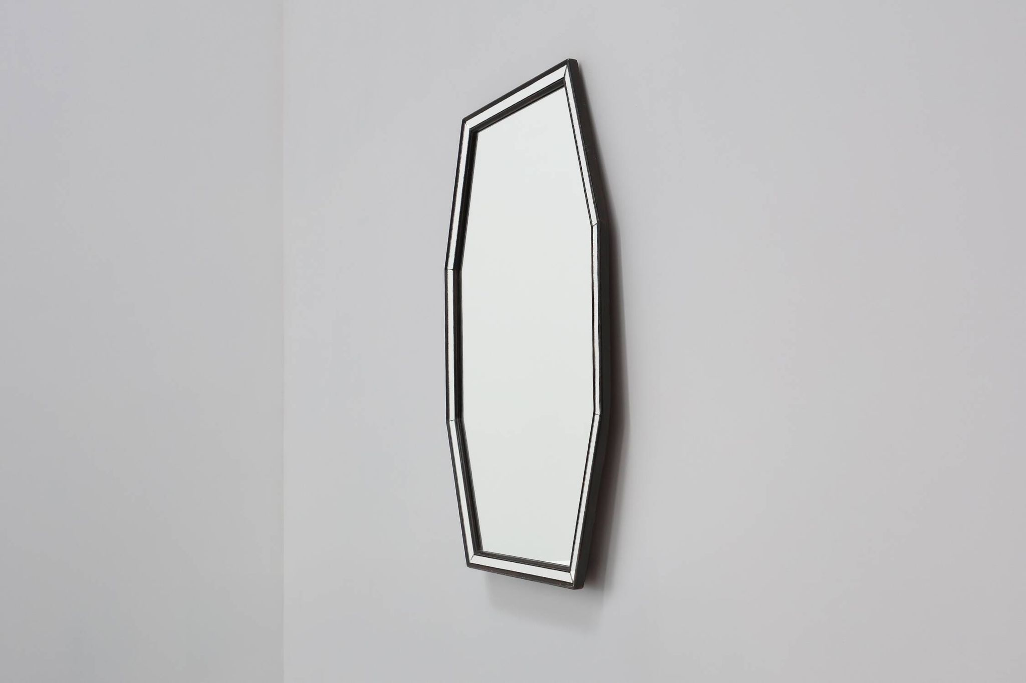 Miroir octogonal graphique du milieu du siècle avec cadre en bois noir et miroir,