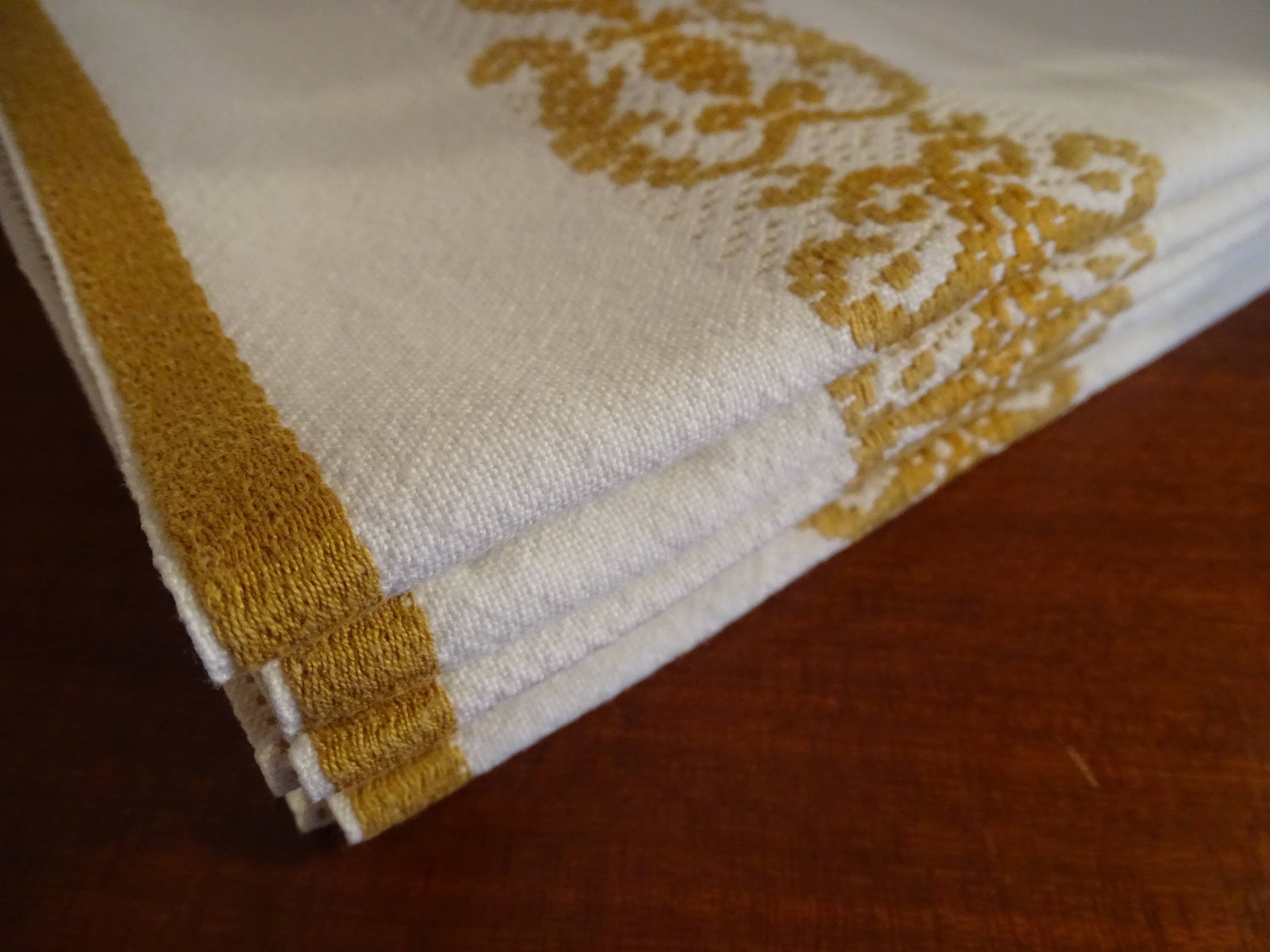 6 serviettes de table brodées blanches et camel 47 x 45