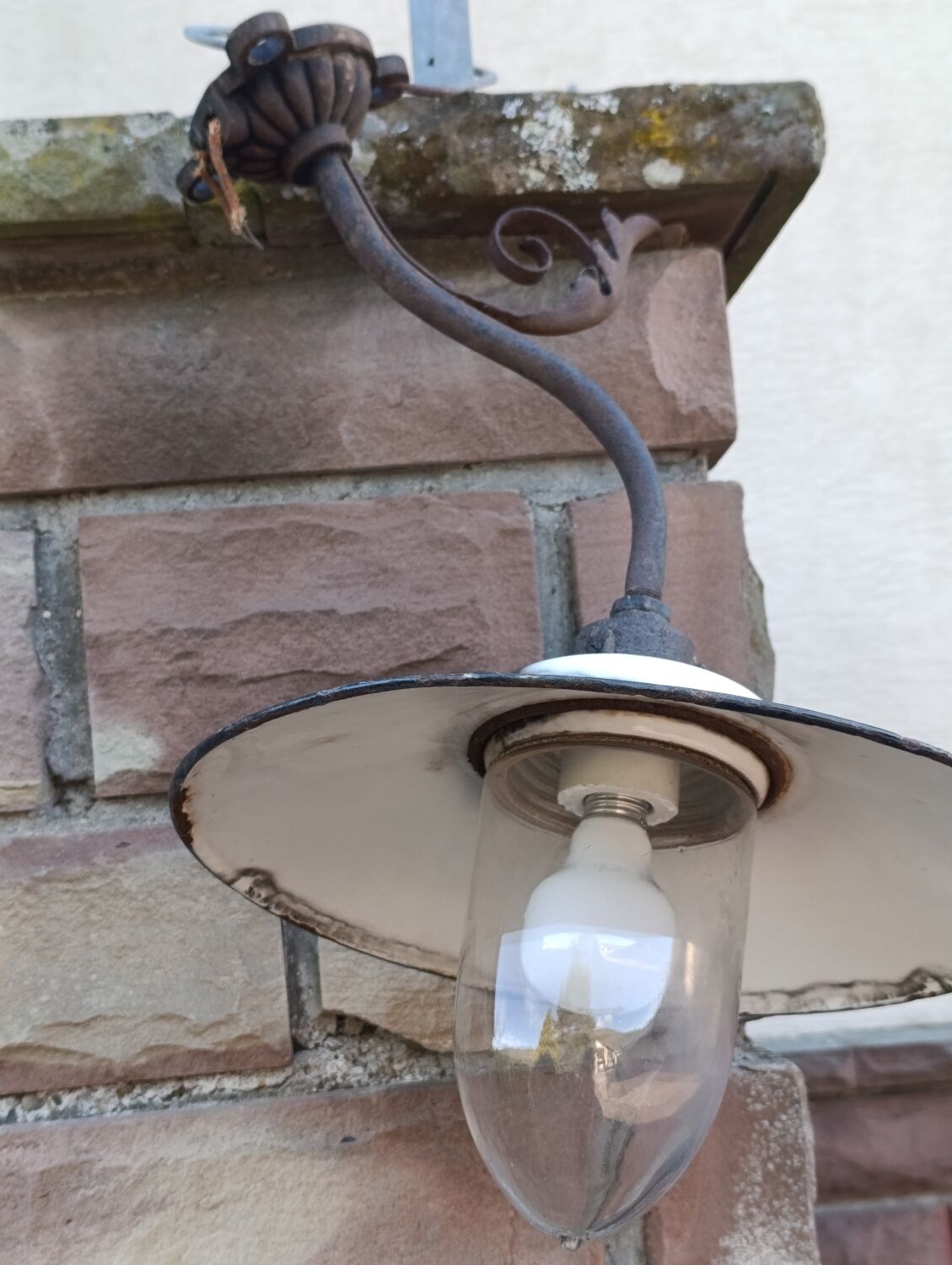 Industrial outdoor wall light