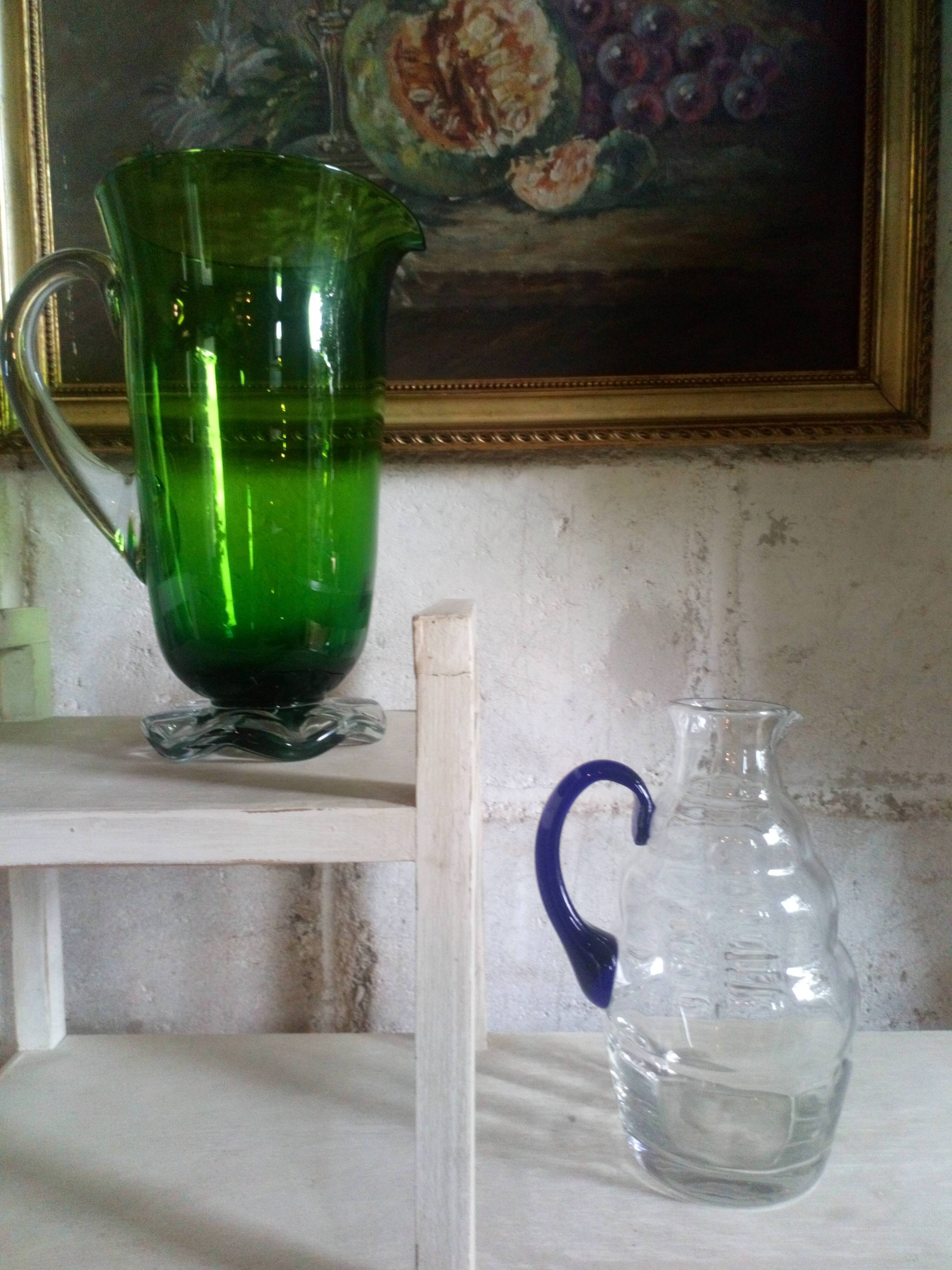 Deux pichets en verre soufflé vintages