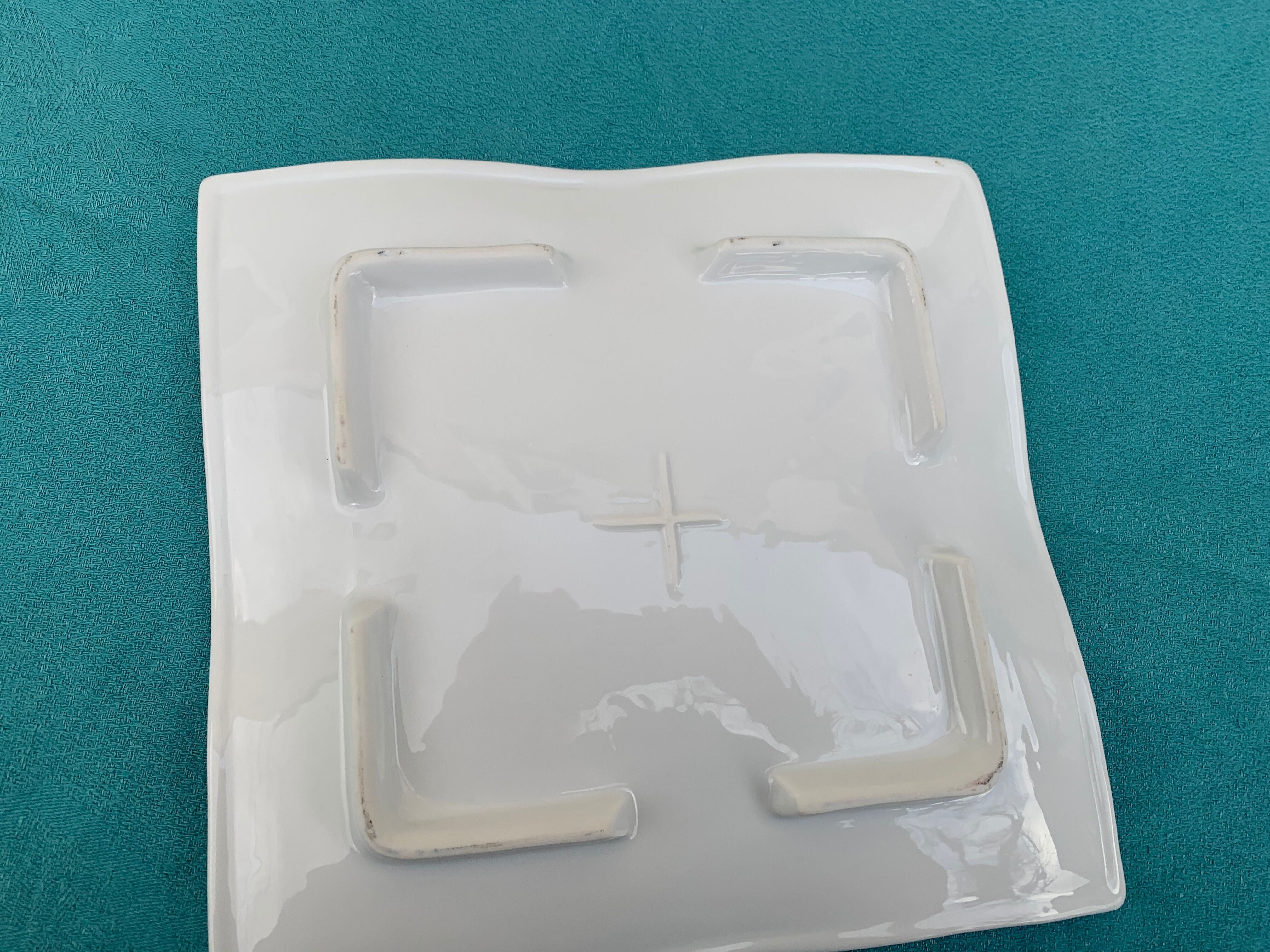 6 white glazed ceramic plates vague design and contemporary patterns