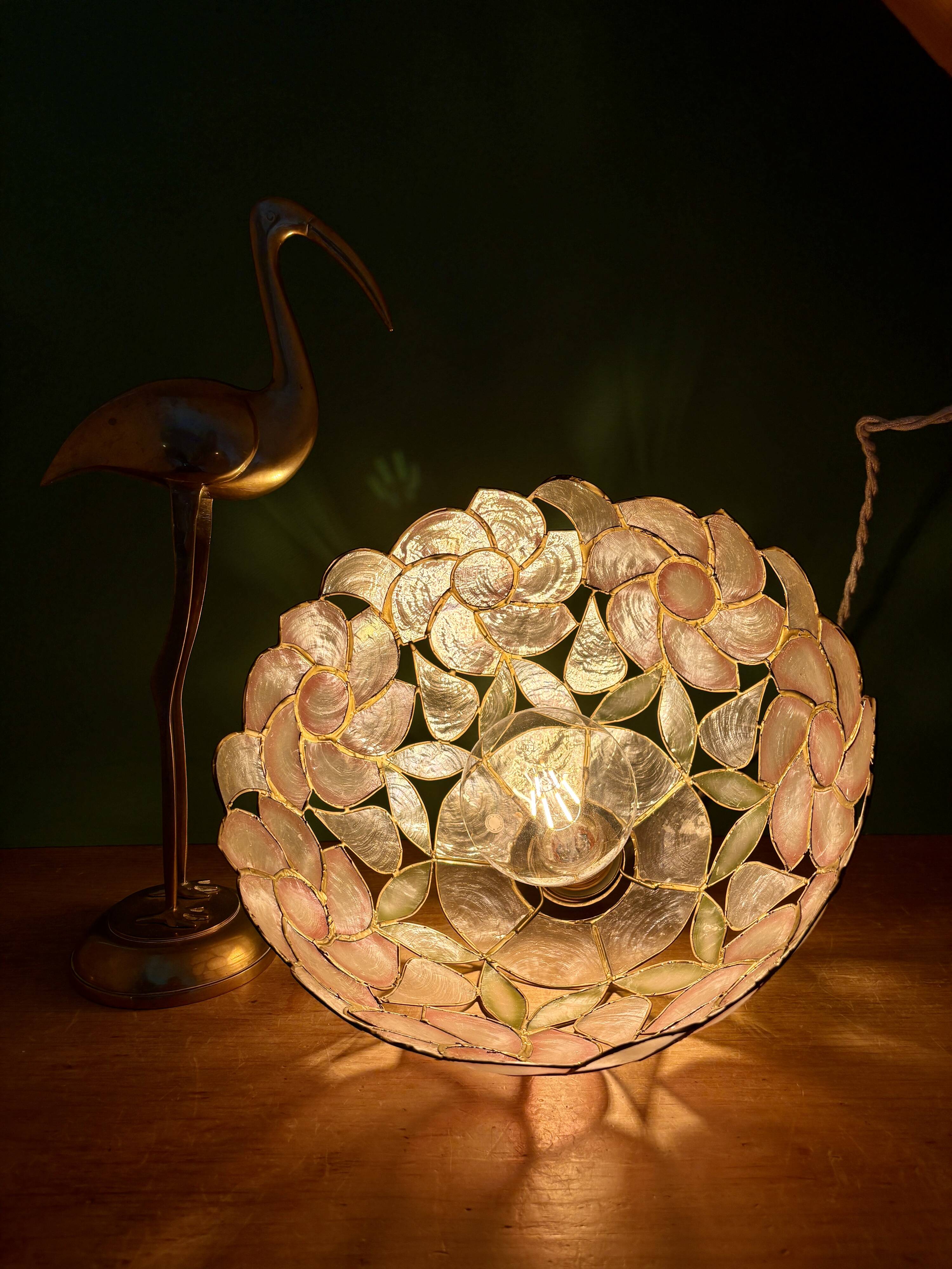 Suspension antique lampshade in pink mother-of-pearl