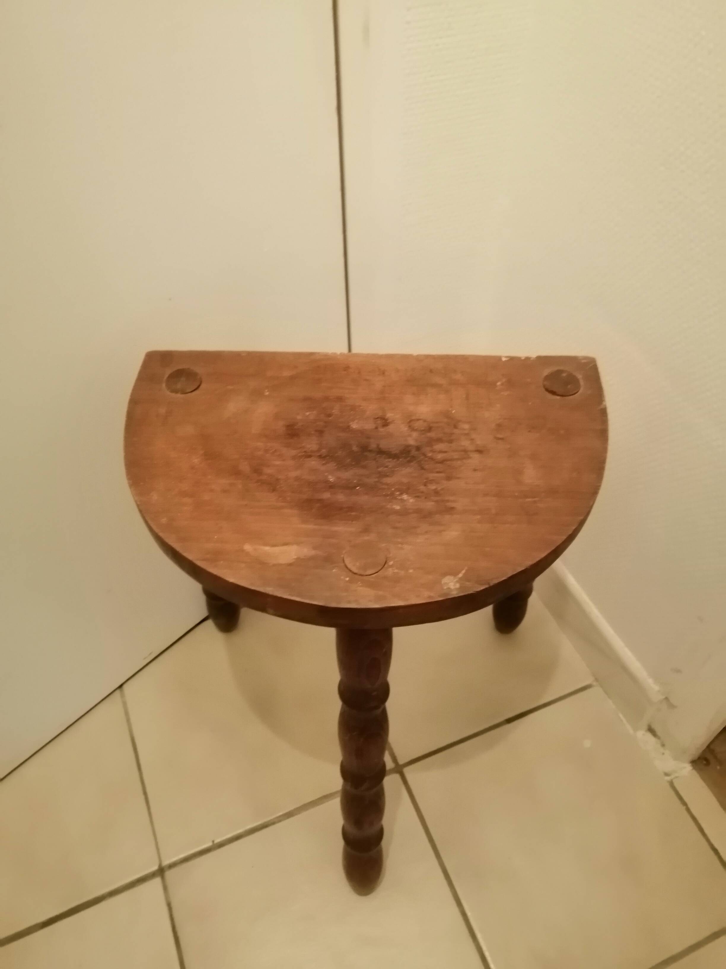 Tabouret tripode demi lune en bois massif