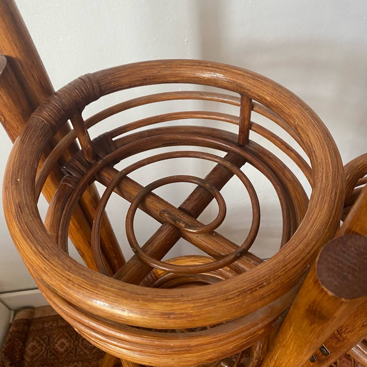 Rattan plant stand screen