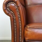 Magnifique fauteuil classique en peau de mouton avec une belle apparence et une assise confortable