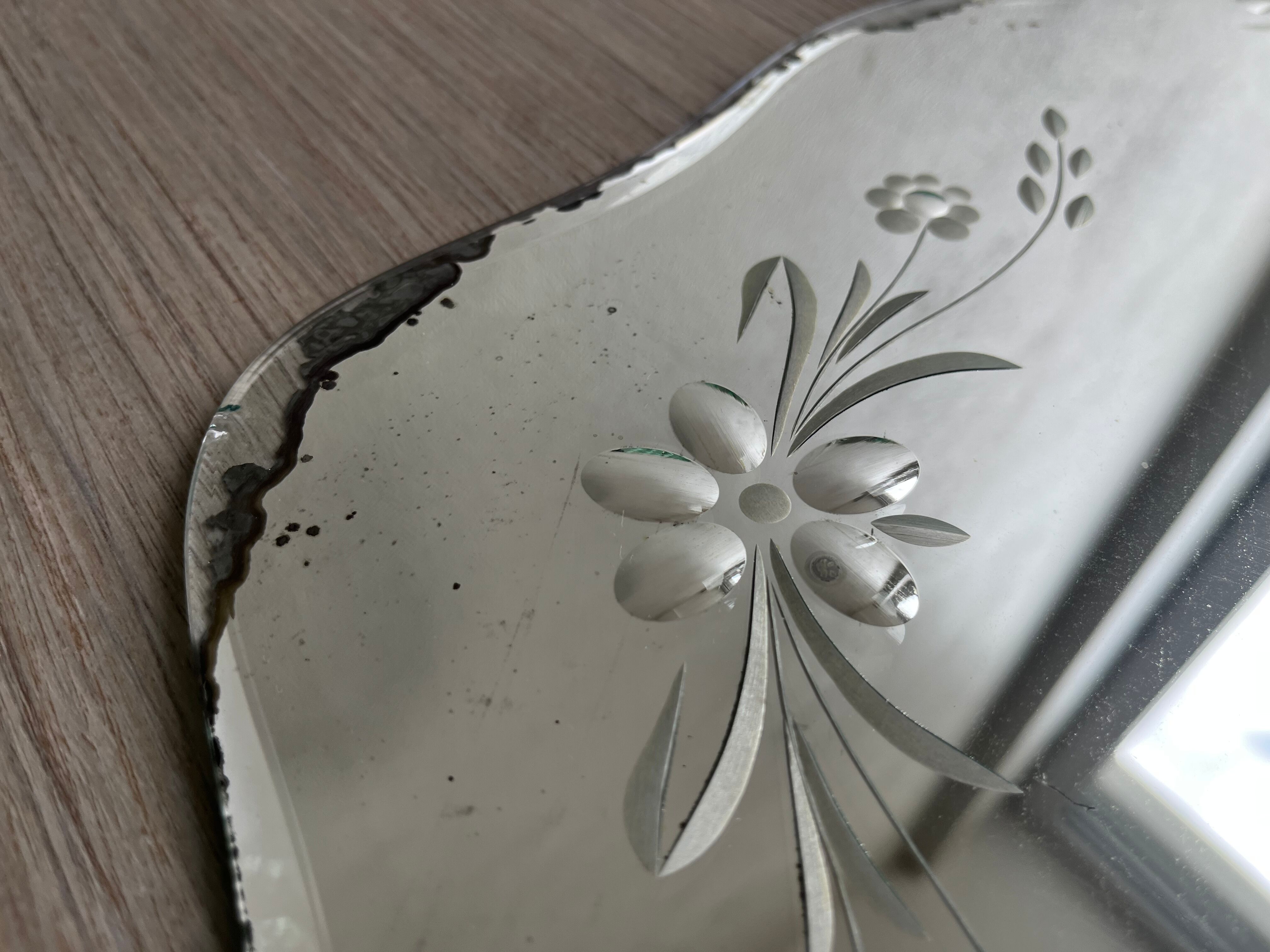 Miroir biseauté ciselé fleurs type vénitien 59x75cm