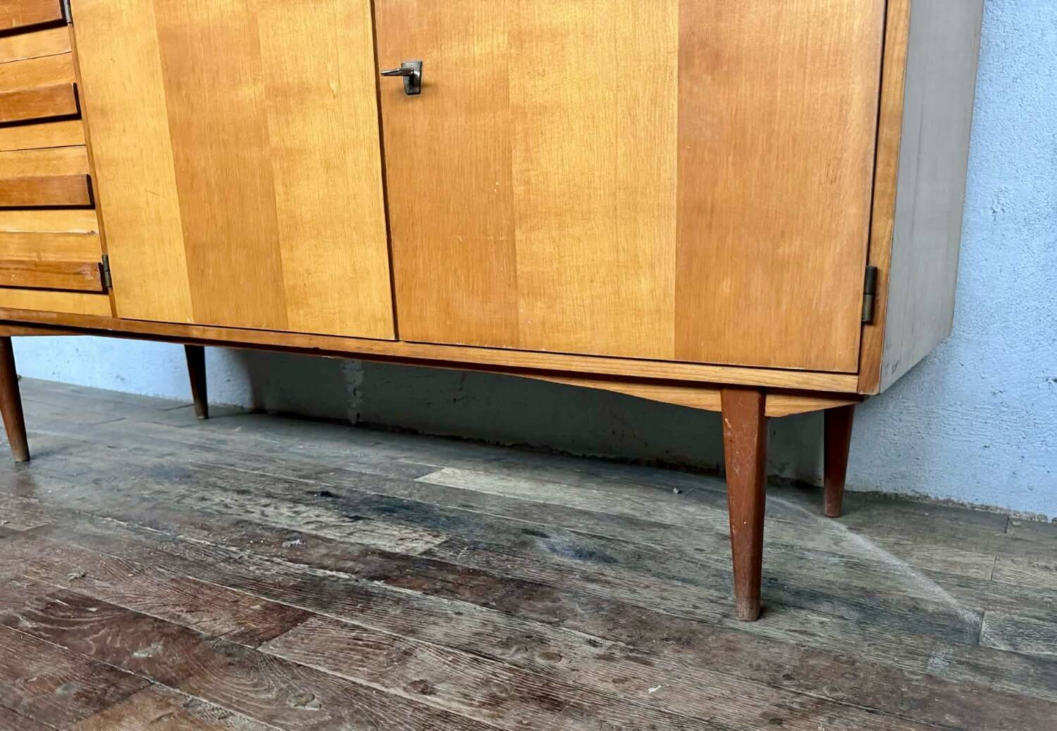 Vintage enfilade from the 1960s, 150 cm long, with 2 doors and 4 drawers.