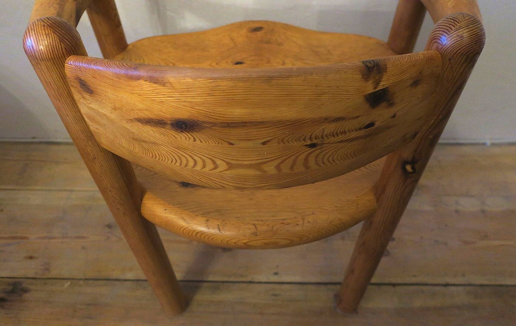 Paire de fauteuils et table en pin patiné Rainer Daumiller attr., années 1960