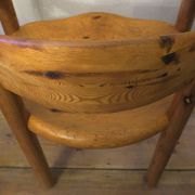 Paire de fauteuils et table en pin patiné Rainer Daumiller attr., années 1960