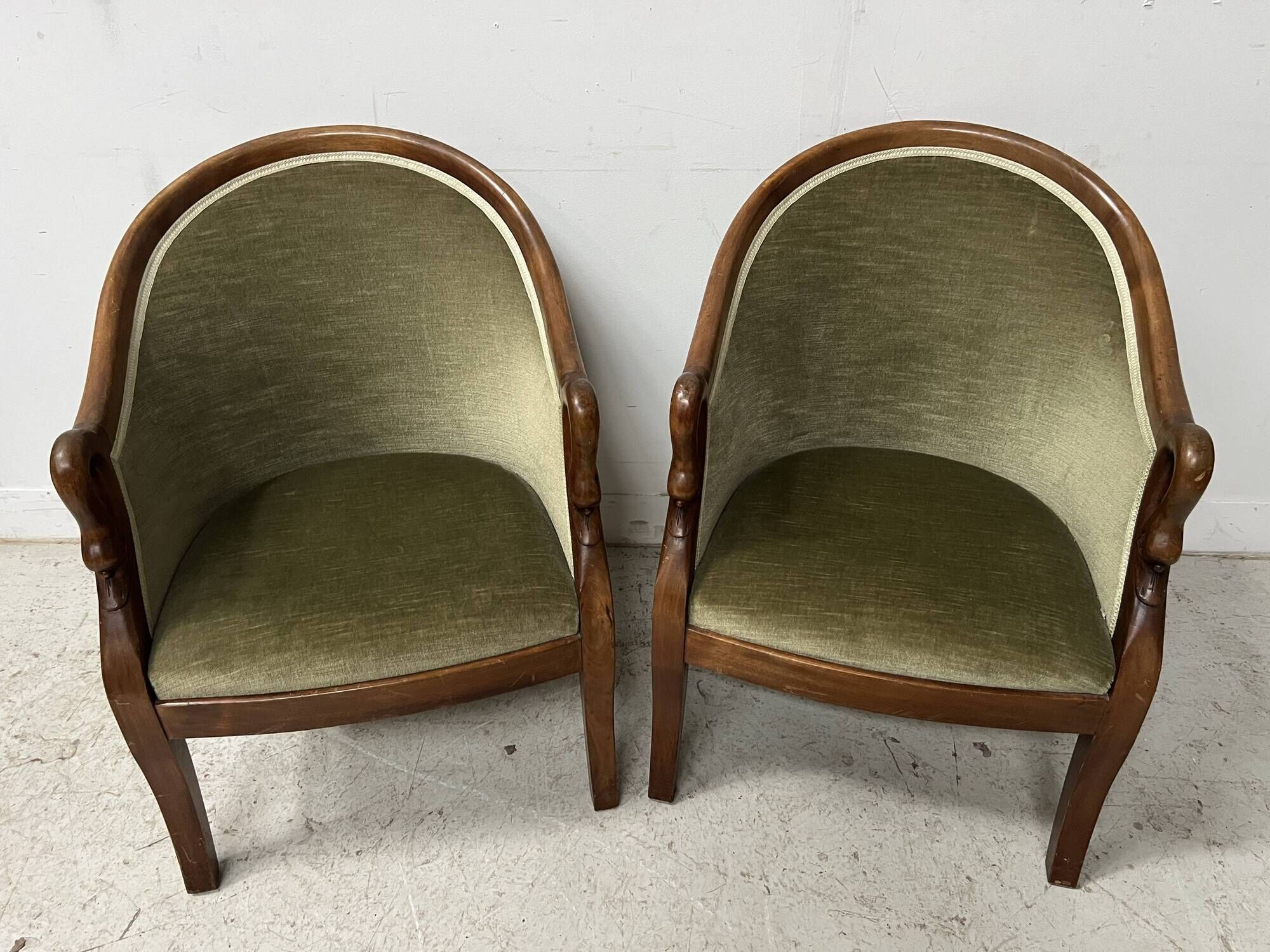Paire de fauteuils de style gondole a col de cygnes XX siècle