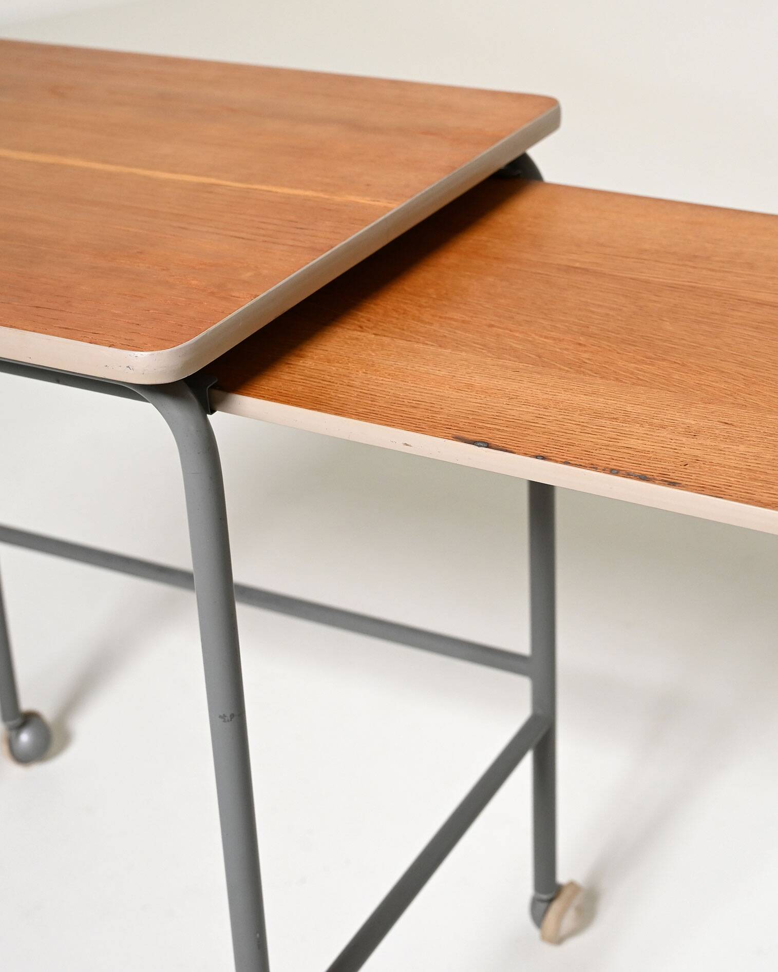 Table d'appoint scandinave vintage avec étagère escamotable