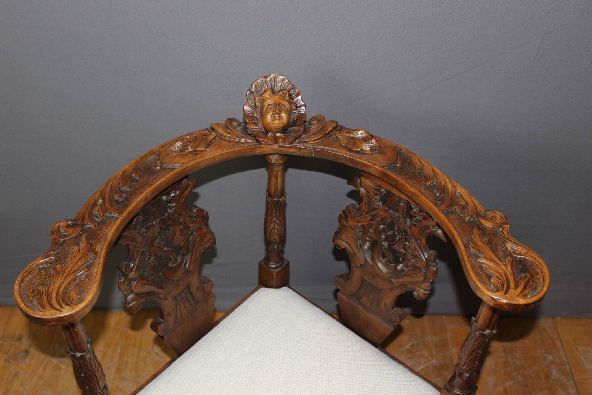Fauteuil d'angle à décor d'ange sculpté en noyer XIX