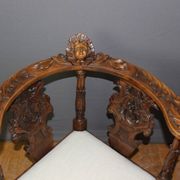 Fauteuil d'angle à décor d'ange sculpté en noyer XIX