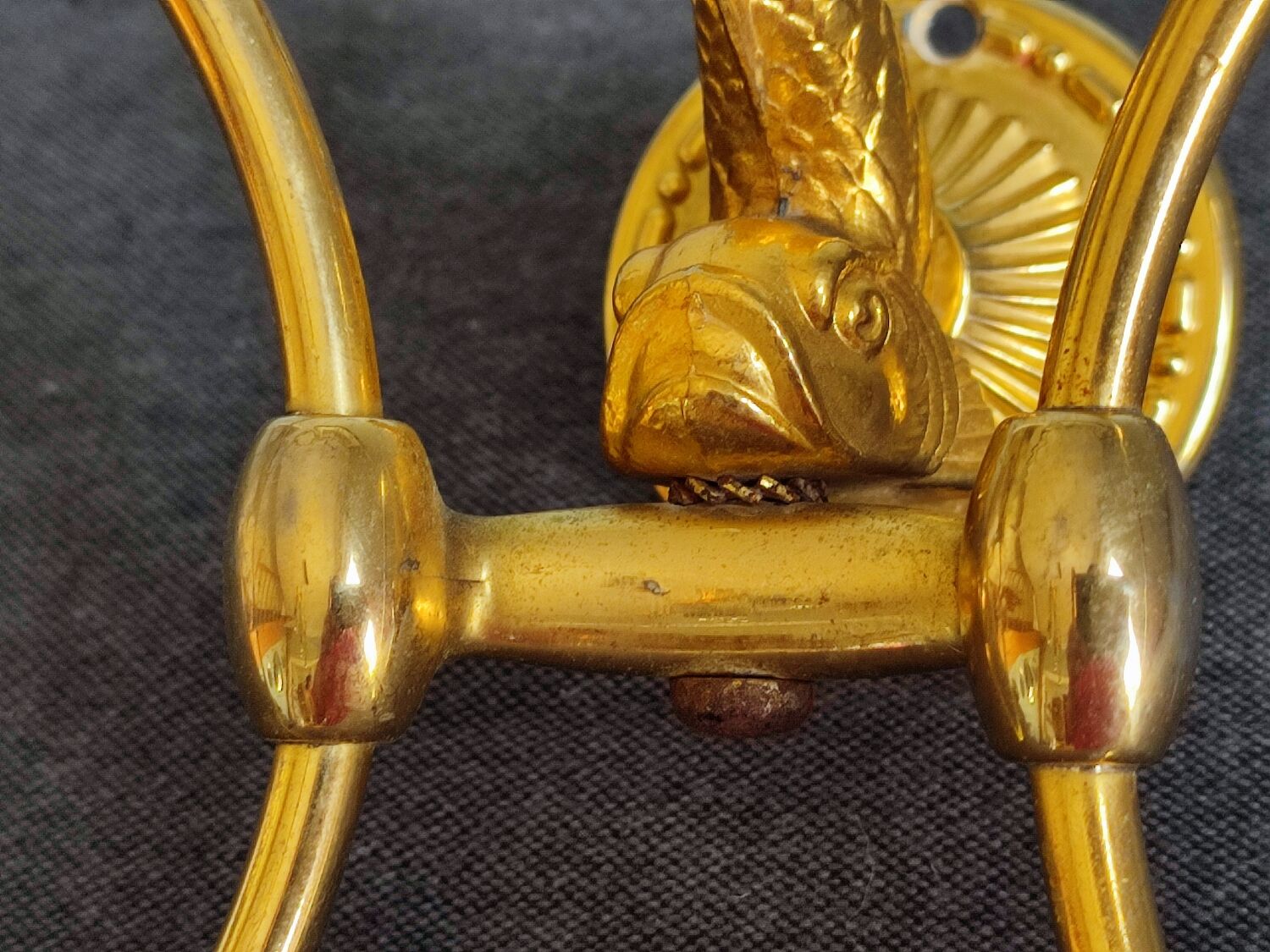 Ensemble de salle de bain doré en forme de poisson vintage.