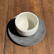 Tasse blanche en céramique indonésienne et soucoupe grise