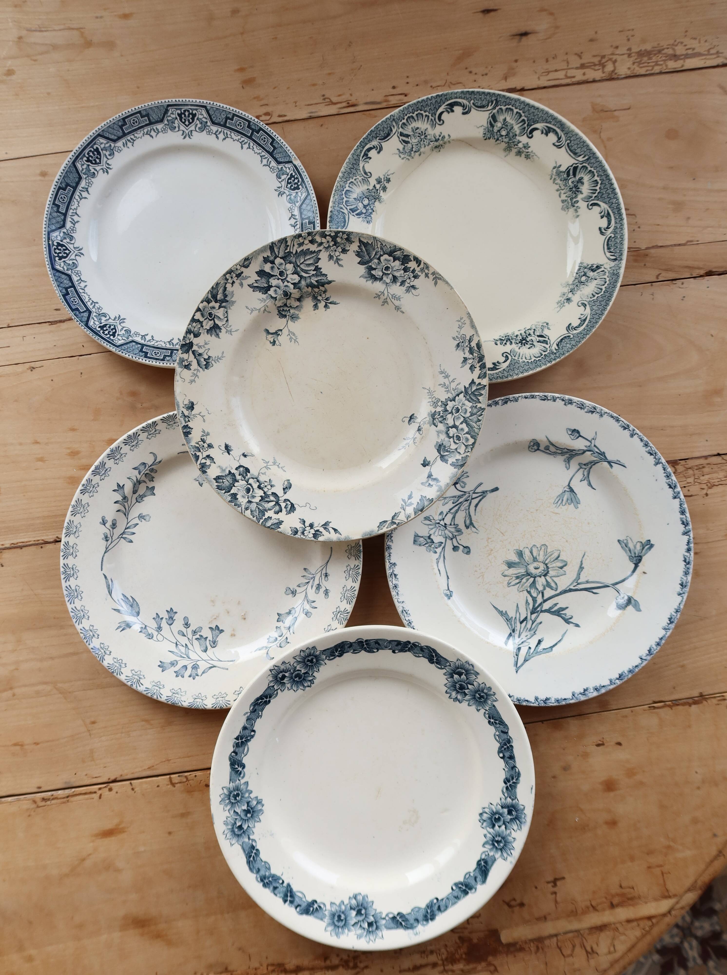 Mismatched vintage flat plates in ironstone - Blue decor