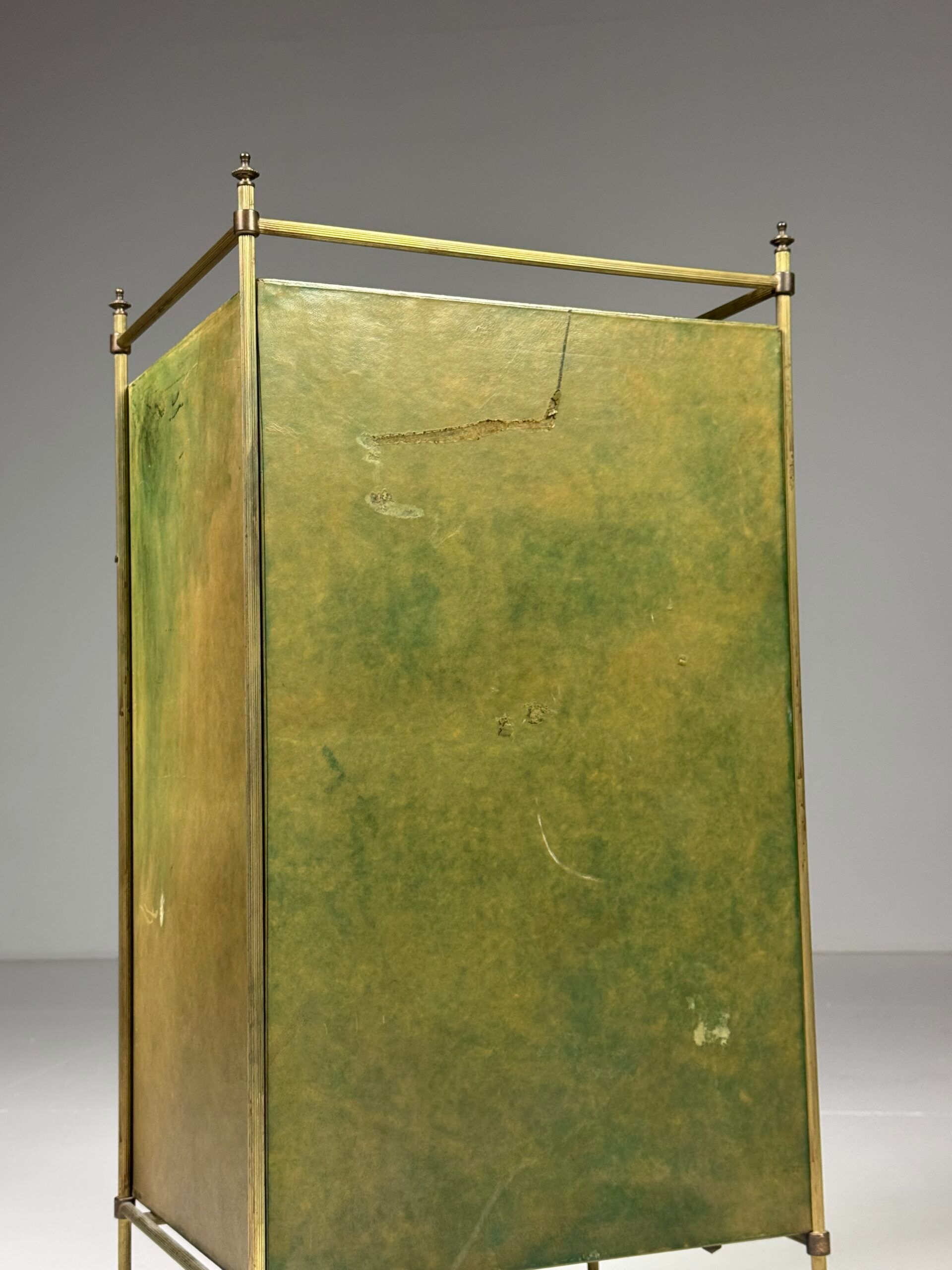 Commode en cuir vers 1960