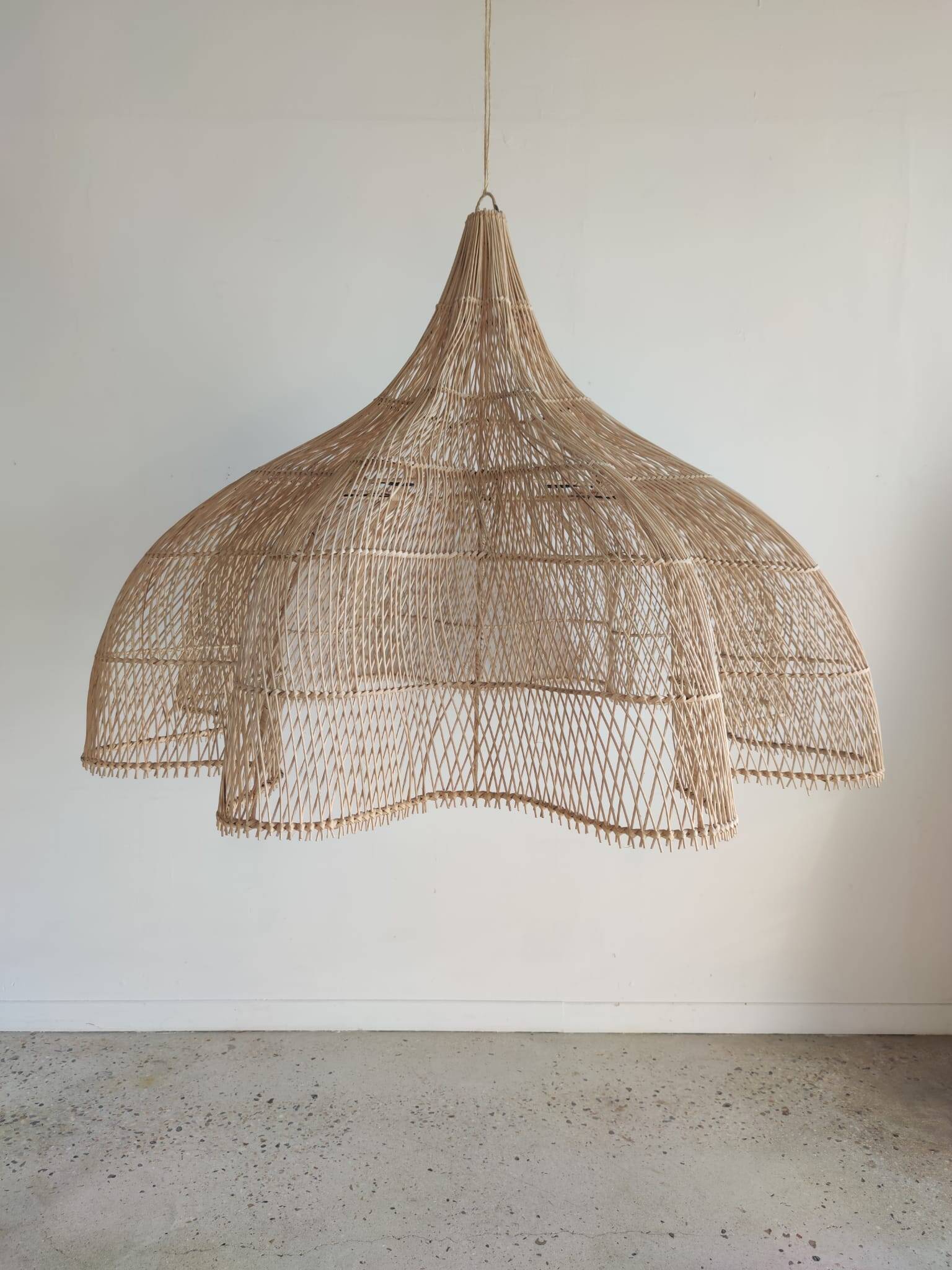 Immense rattan suspension in the shape of a flower, tulip, corolla H1m D1m50