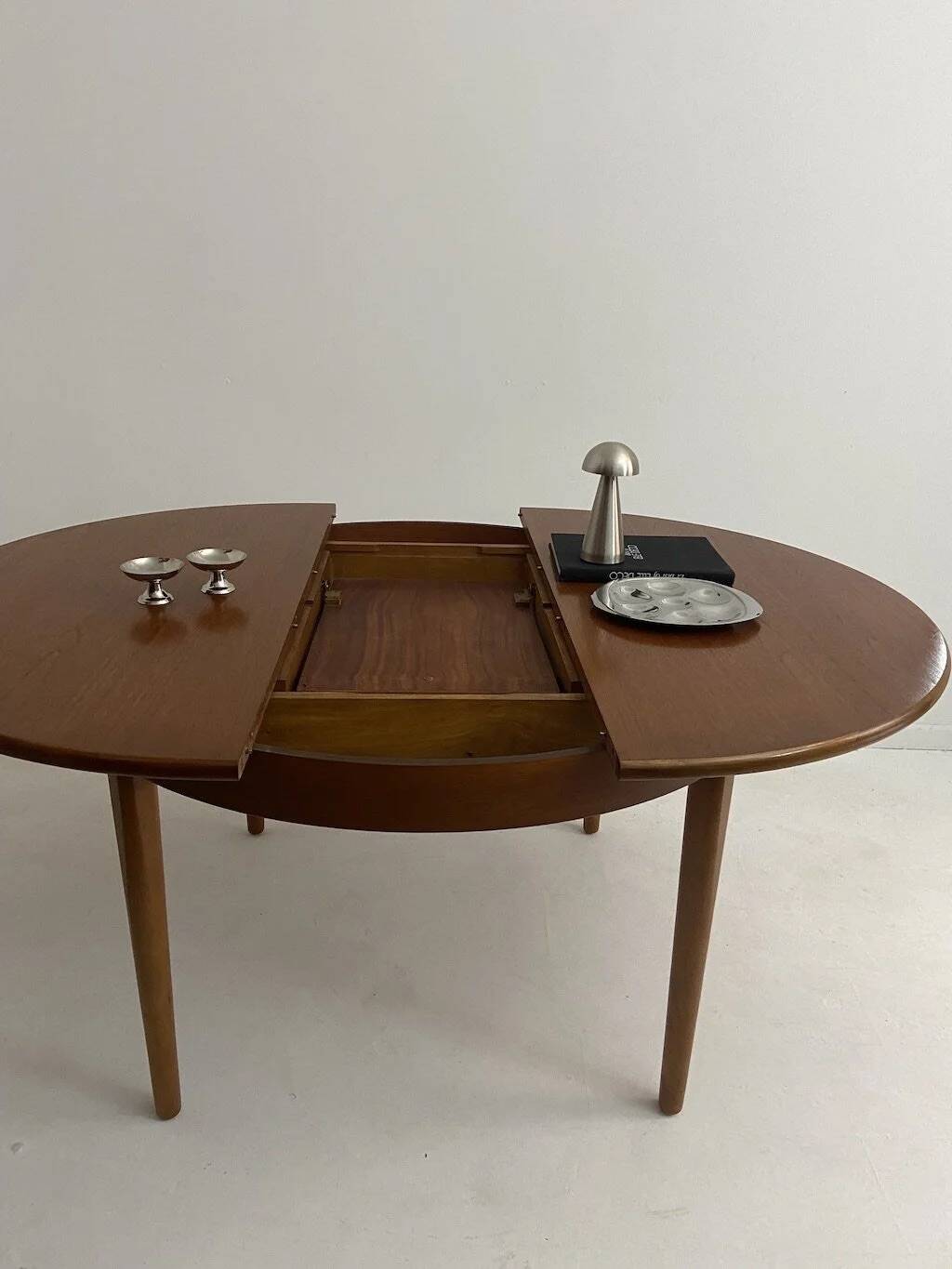 Vintage extendable table by Jentique