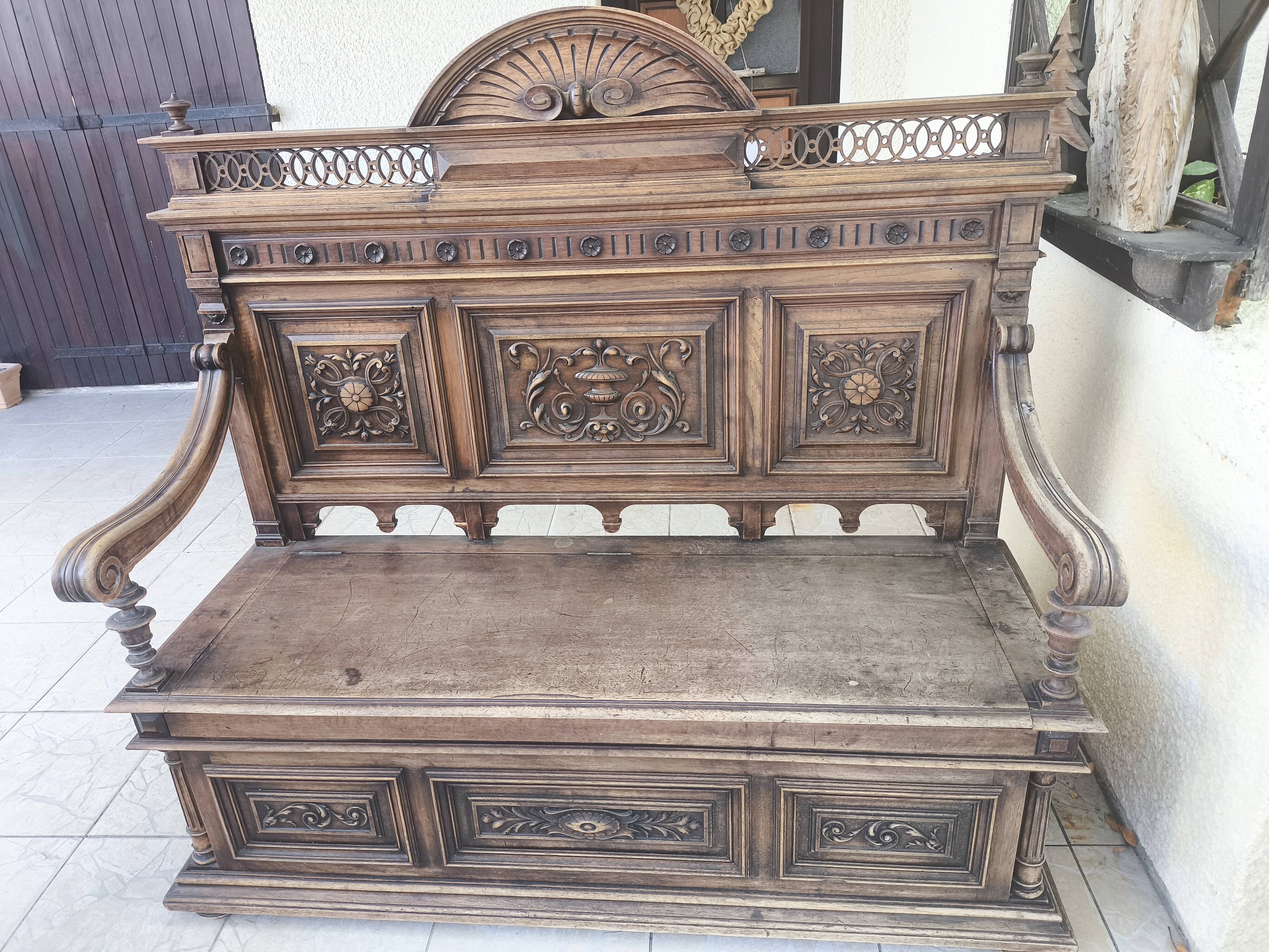 Banquette-coffre ancienne style Henri II / Néo-Renaissance en bois sculpté