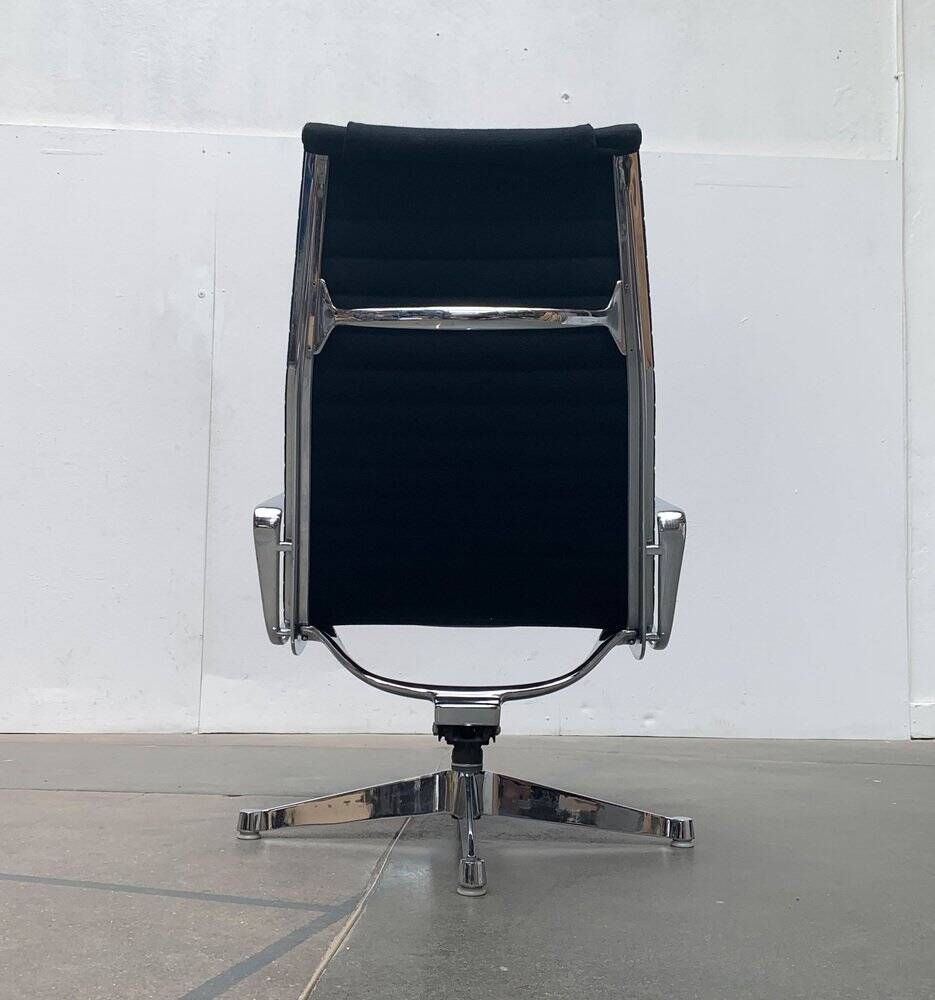 Set of aluminium chairs EA 124 Mid-Century by Charles & Ray Eames for Herman Miller, 1960s.