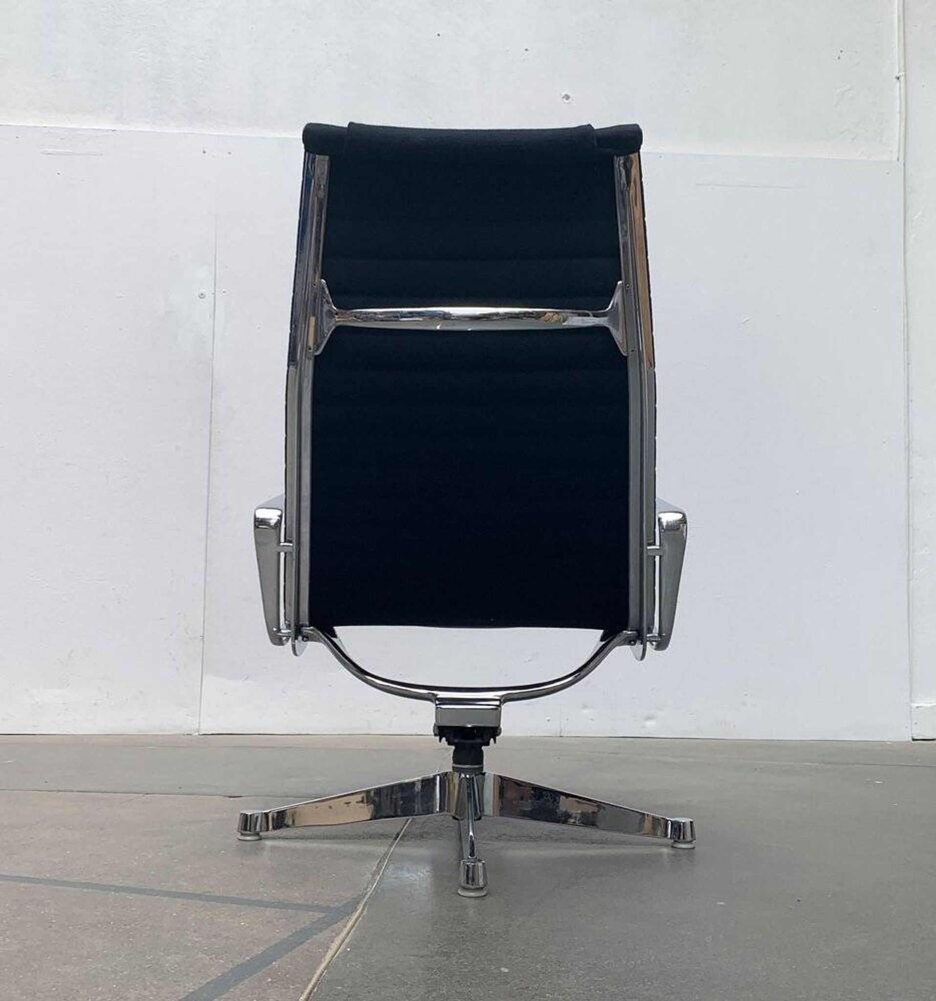 Set of aluminium chairs EA 124 Mid-Century by Charles & Ray Eames for Herman Miller, 1960s.
