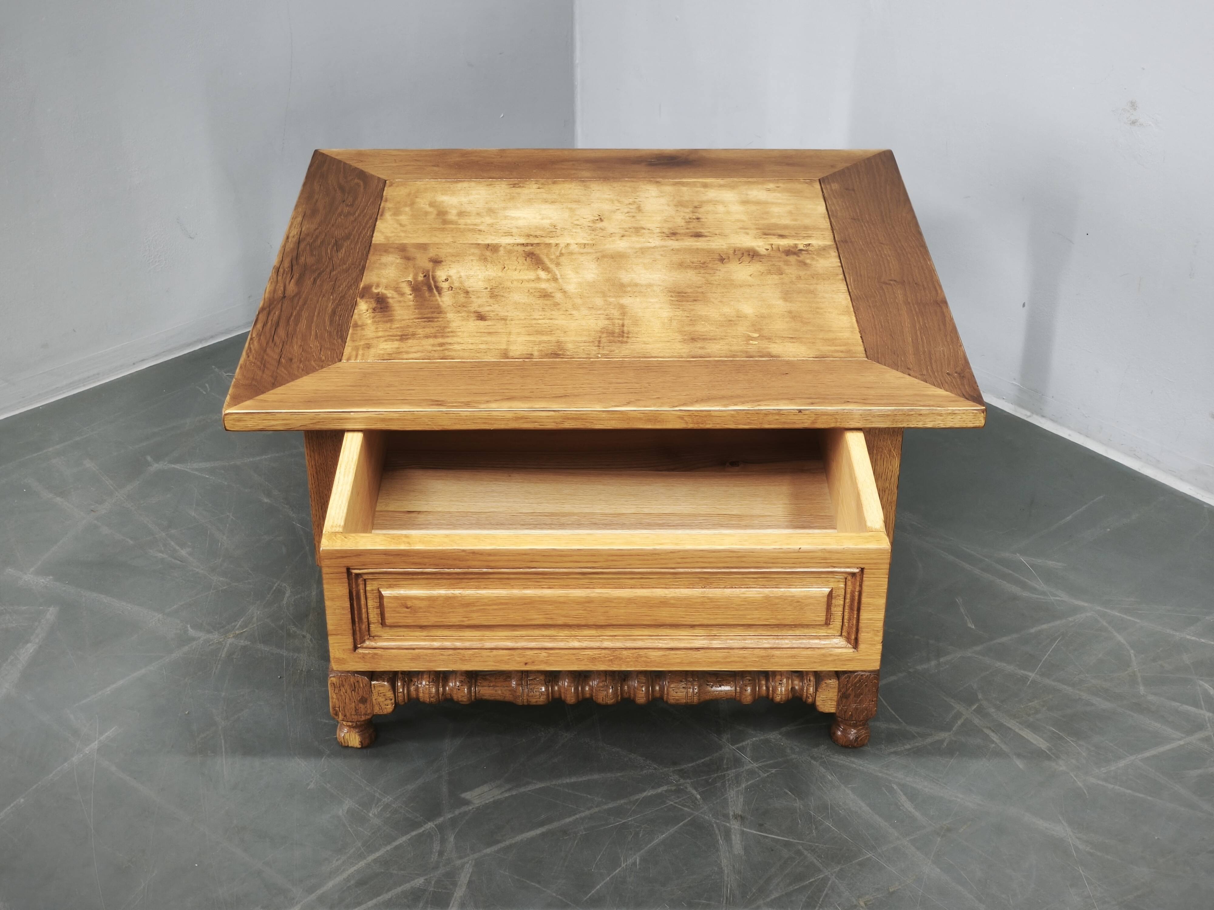 Paire de grandes tables de nuit en chêne massif européen, années 1980.