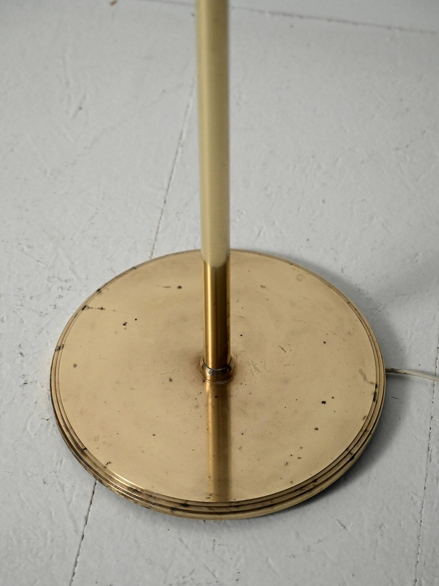 Lampadaire scandinave en laiton à col courbé, années 1950