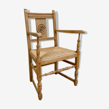 Fauteuil néobasque en bois clair et assise paillée années 40