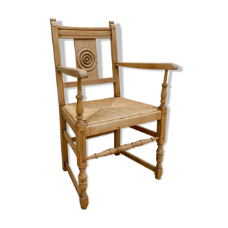 Fauteuil néobasque en bois clair et assise paillée années 40