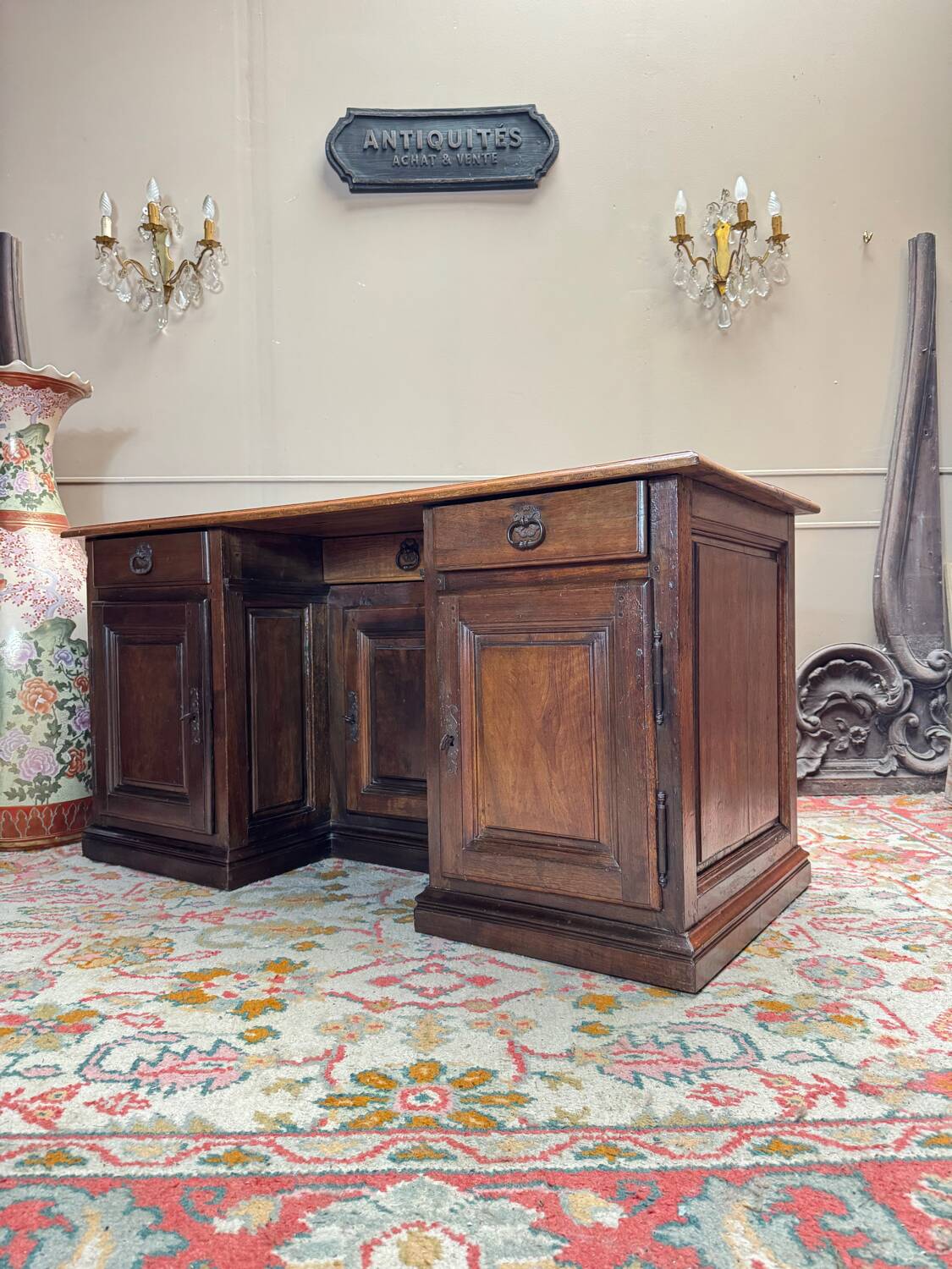 Bureau with a drawer in walnut, 18th century.