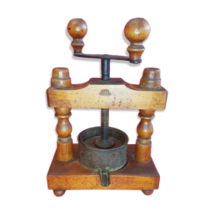 Ancien pressoir à fruits en bois