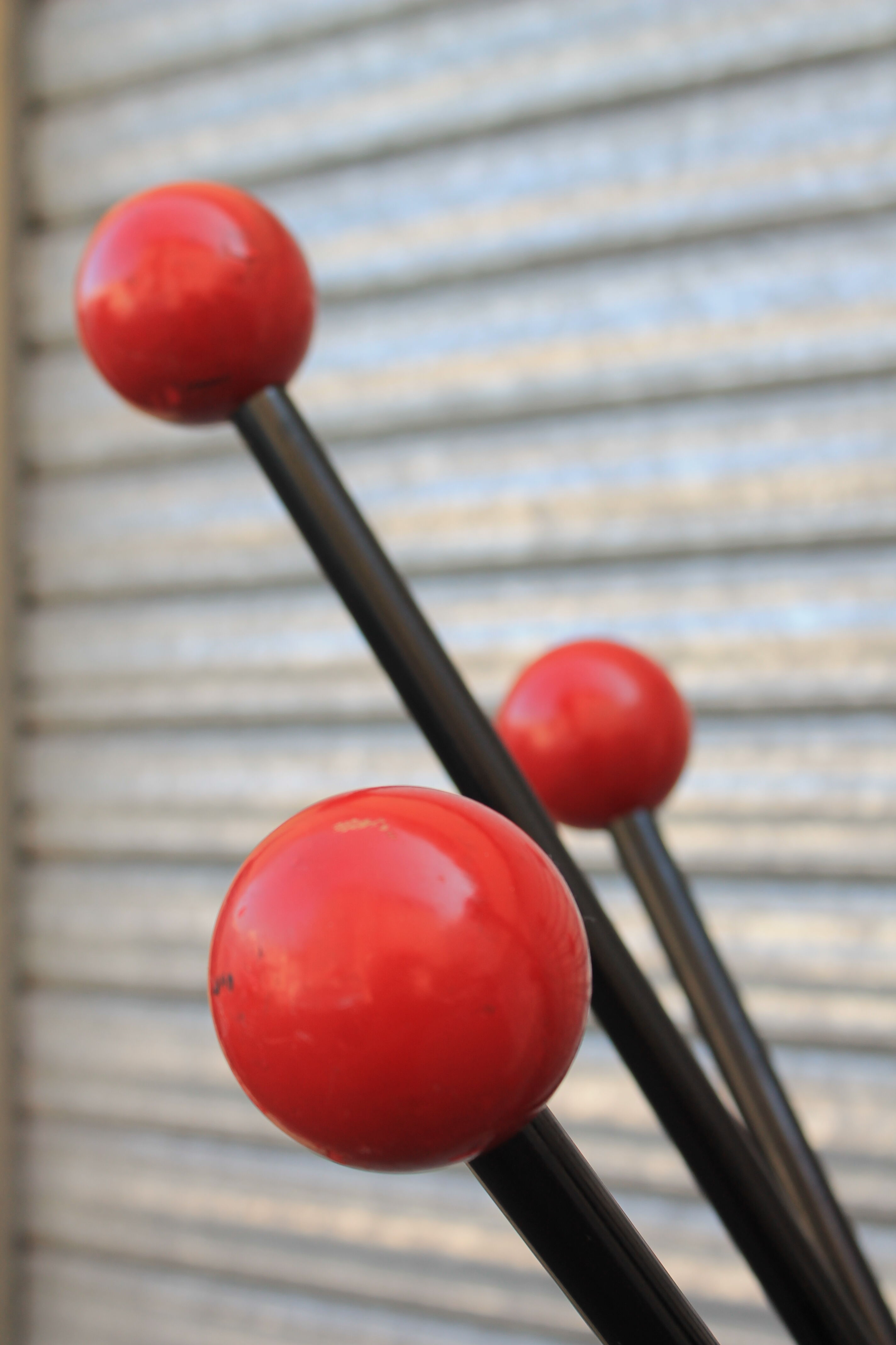 Ball-wearing coat hanger